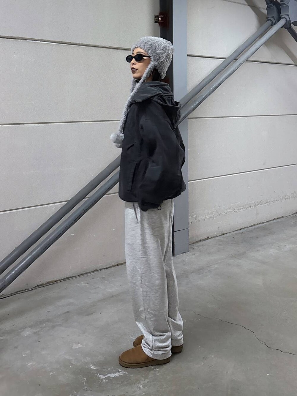 ブラック系のニット/セーター、グレー系のニットキャップ/ビーニーを着用したレディースの秋コーディネートの3枚目の写真