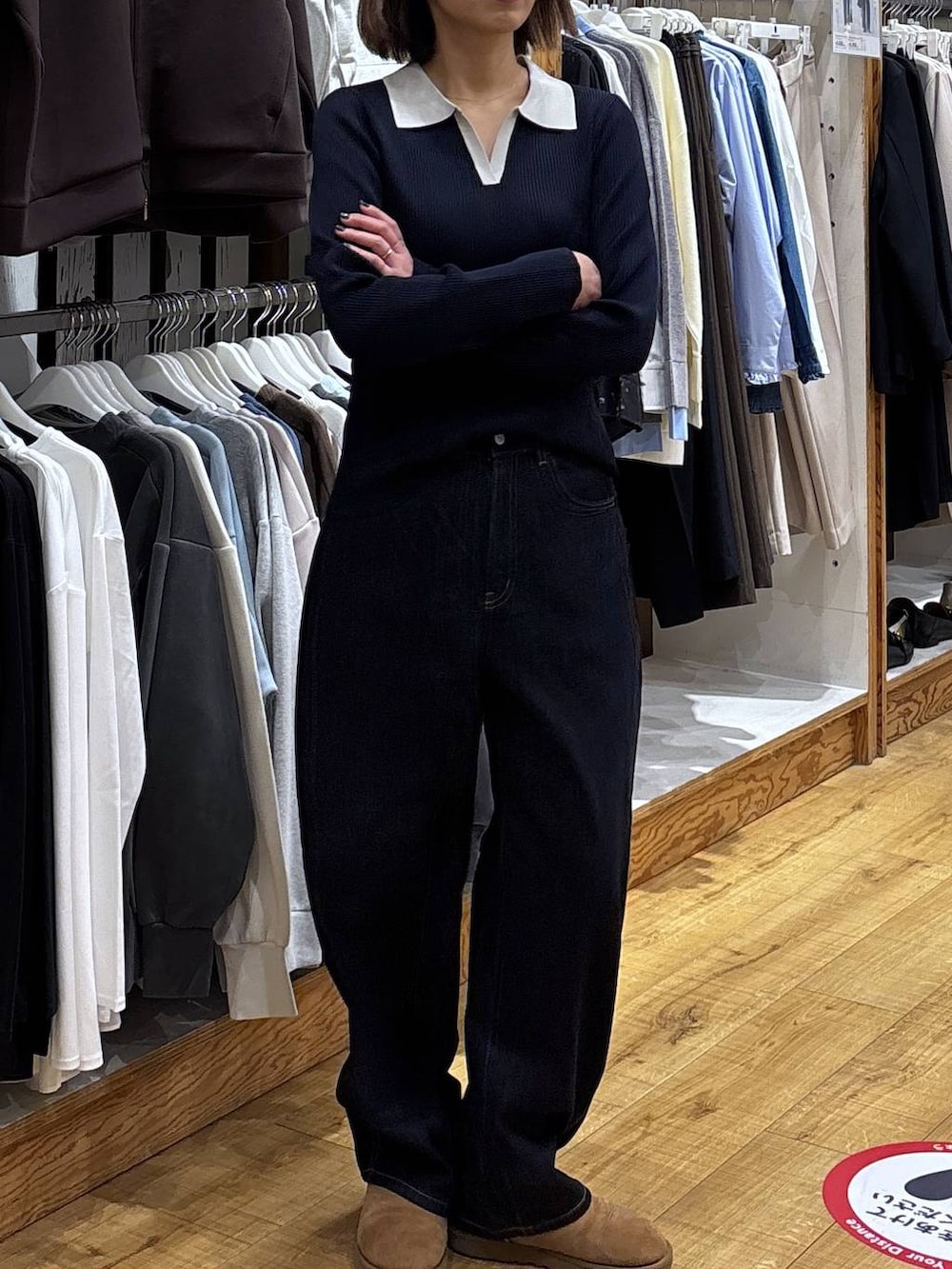 ブルー系のデニムパンツ、ブルー系のニット/セーターを着用したレディースの冬コーディネートの5枚目の写真