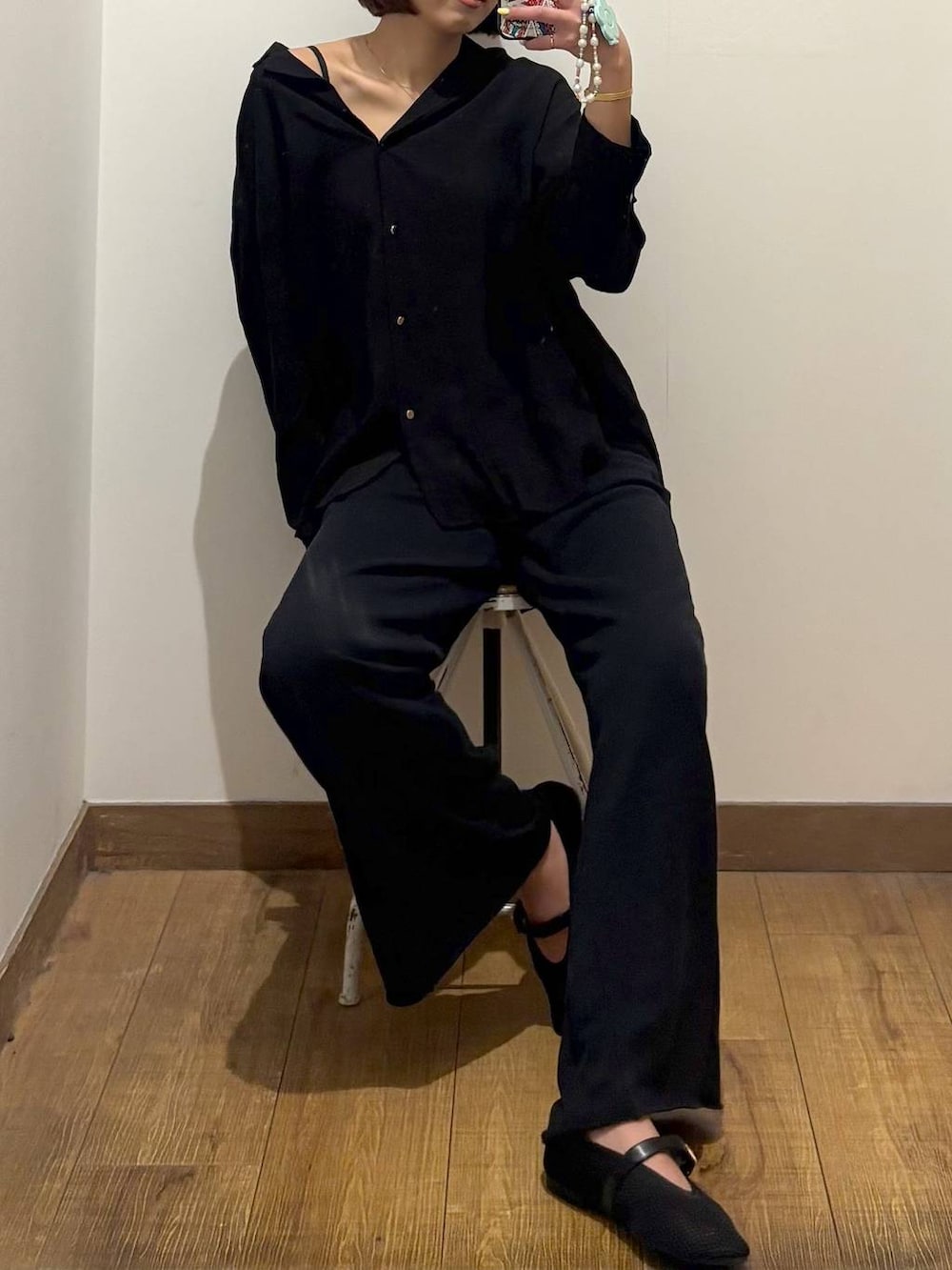 グレー系のパンプス、ブラック系のスウェットパンツ、ゴールド系のネックレスを着用したレディースの春コーディネートの3枚目の写真