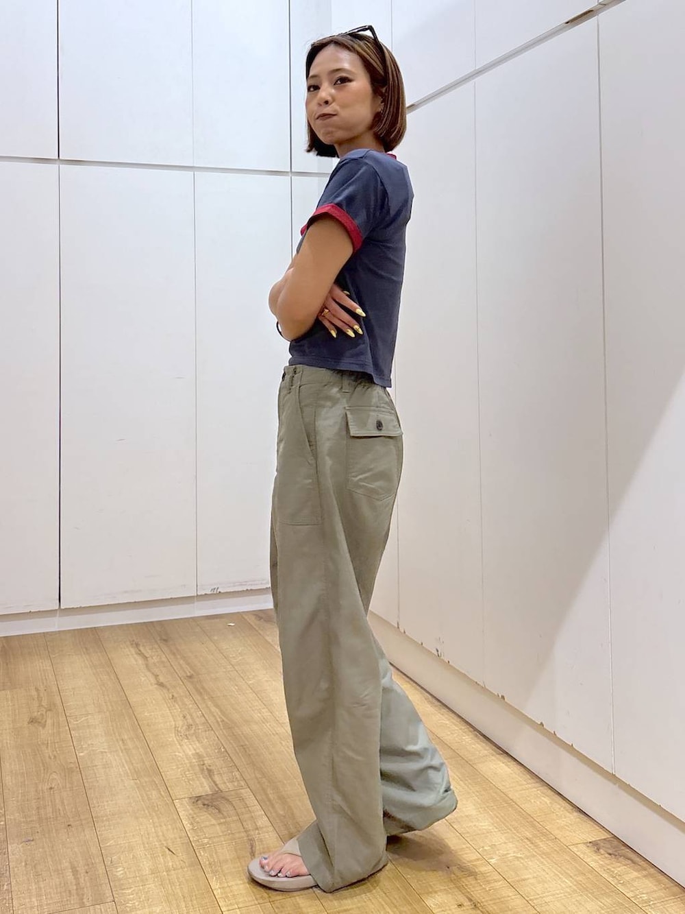 グリーン系のその他パンツ、ベージュ系のサンダル、ブルー系のTシャツ/カットソーを着用したレディースの夏コーディネートの7枚目の写真
