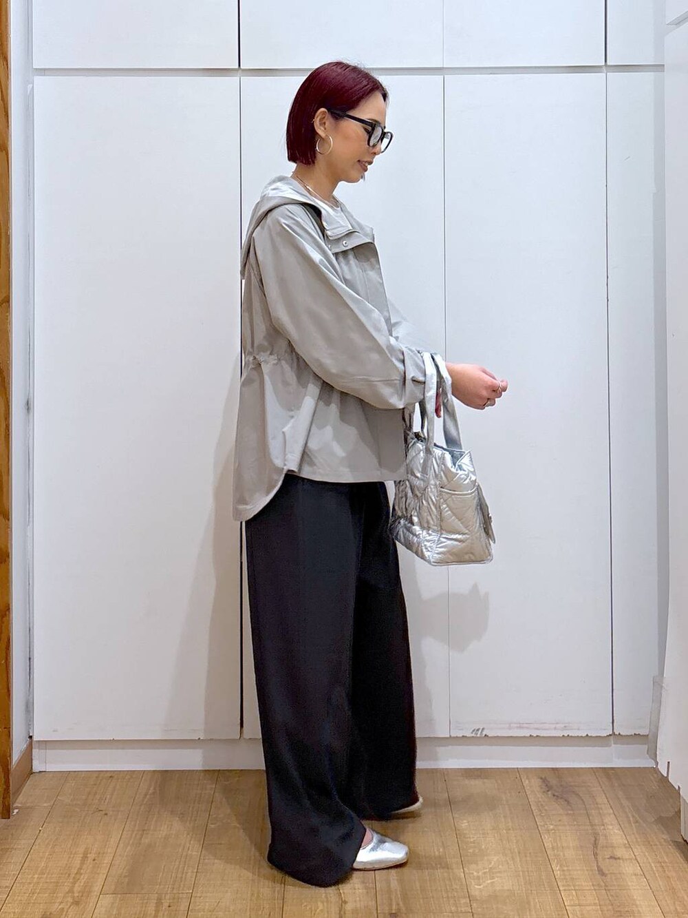 「GLOBAL WORK、着痩せ・細見え、体型カバー、高見え、高身長、ママコーデ、骨格ストレート」|「GLOBAL WORKのらくっション撥水フィットパンプス/135895(パンプス、シルバー系)」を使った、ココさん(レディース・165cm)の春コーディネートの4枚目の写真