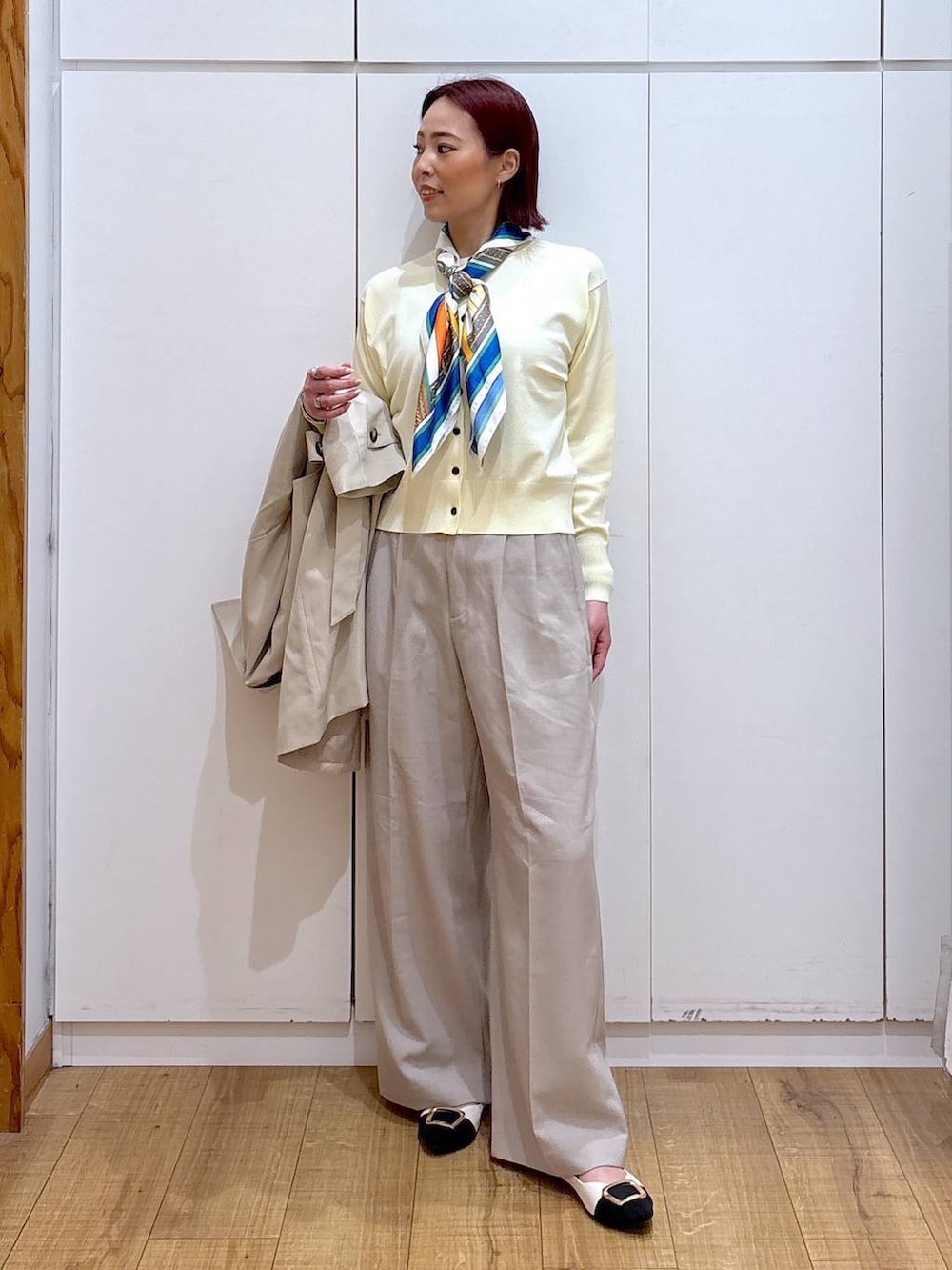 「体型カバー、高見え、高身長、ママコーデ、骨格ストレート、GLOBAL WORK、着痩せ・細見え」|「GLOBAL WORKのエアかるトレンチコート/234545(トレンチコート、ベージュ系)」を使った、ココさん(レディース・165cm)の春コーディネートの2枚目の写真