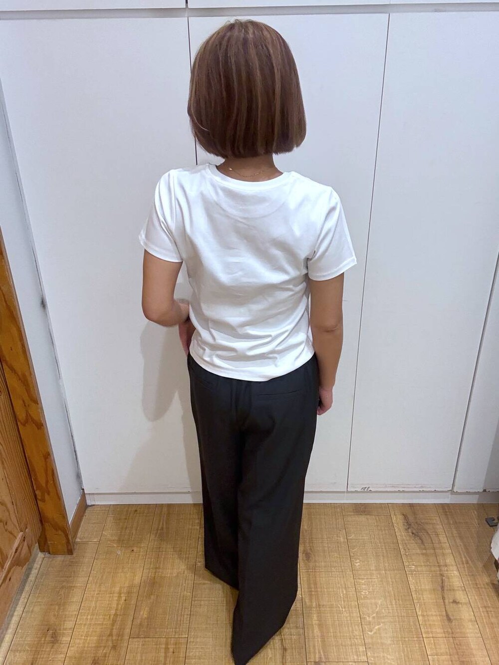 ブラック系のローファー、グレー系のカーディガン/ボレロ、ホワイト系のTシャツ/カットソーを着用したレディースの春コーディネートの3枚目の写真