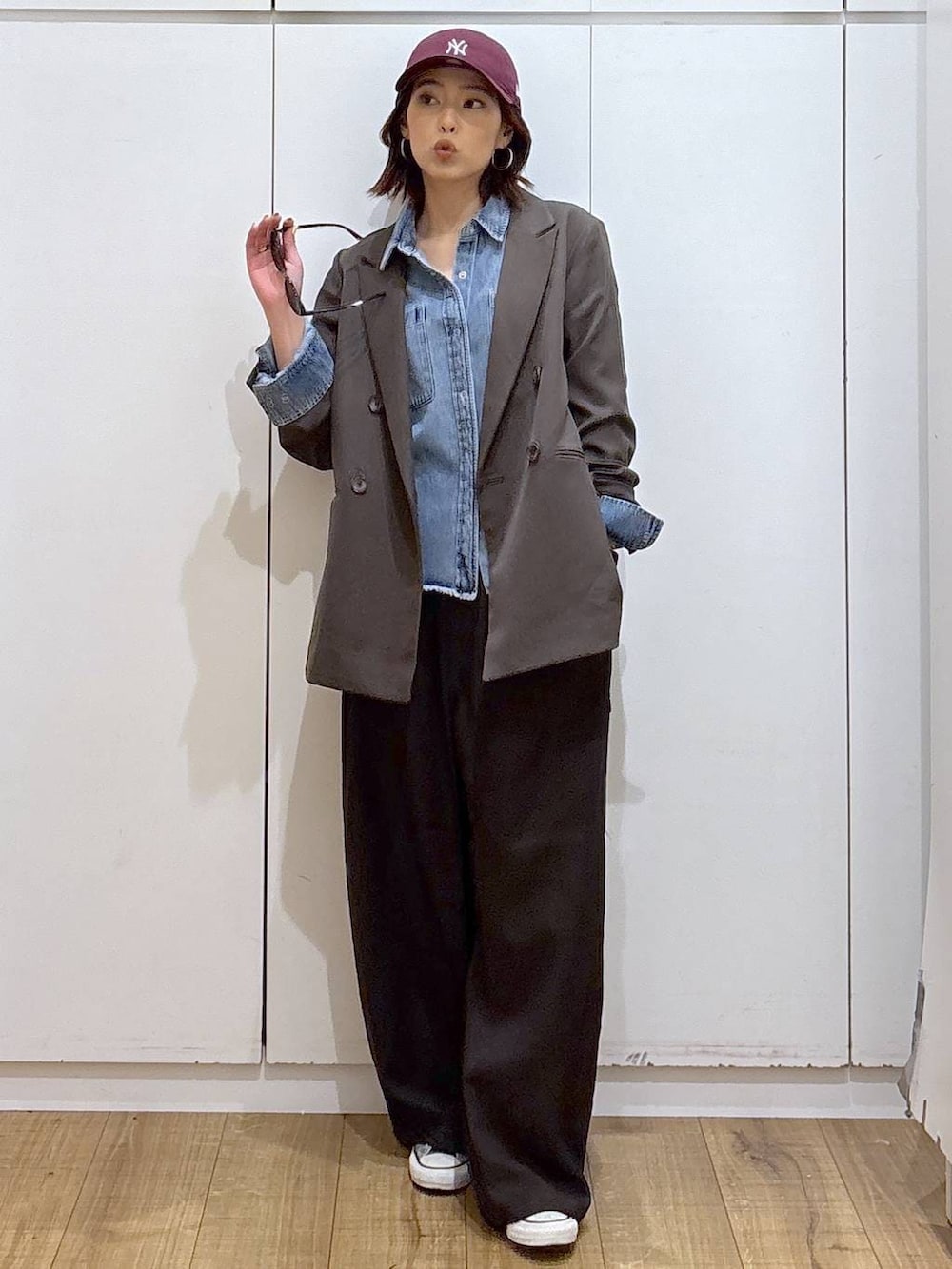 ブラウン系のテーラードジャケット、ブルー系のシャツ/ブラウス、ブラウン系のその他パンツを着用したレディースの春コーディネートの2枚目の写真