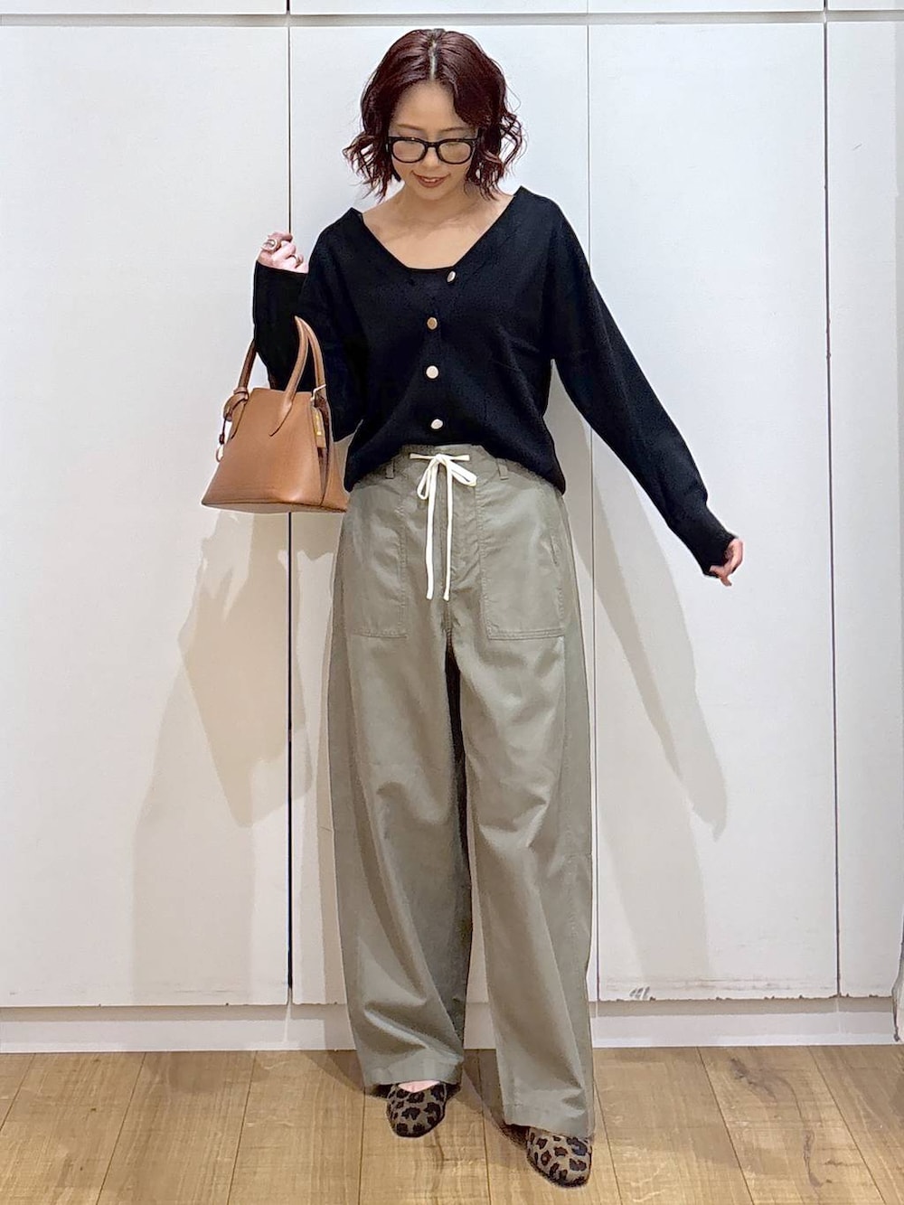 その他のパンプス、ブラウン系のショルダーバッグ、ブラック系のカーディガン/ボレロを着用したレディースの春コーディネートの2枚目の写真