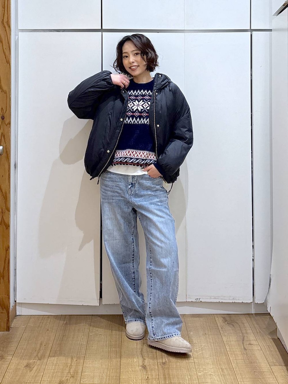 ブルー系のダウンジャケット/コート、ブルー系のデニムパンツ、ホワイト系のTシャツ/カットソーを着用したレディースの冬コーディネートの3枚目の写真