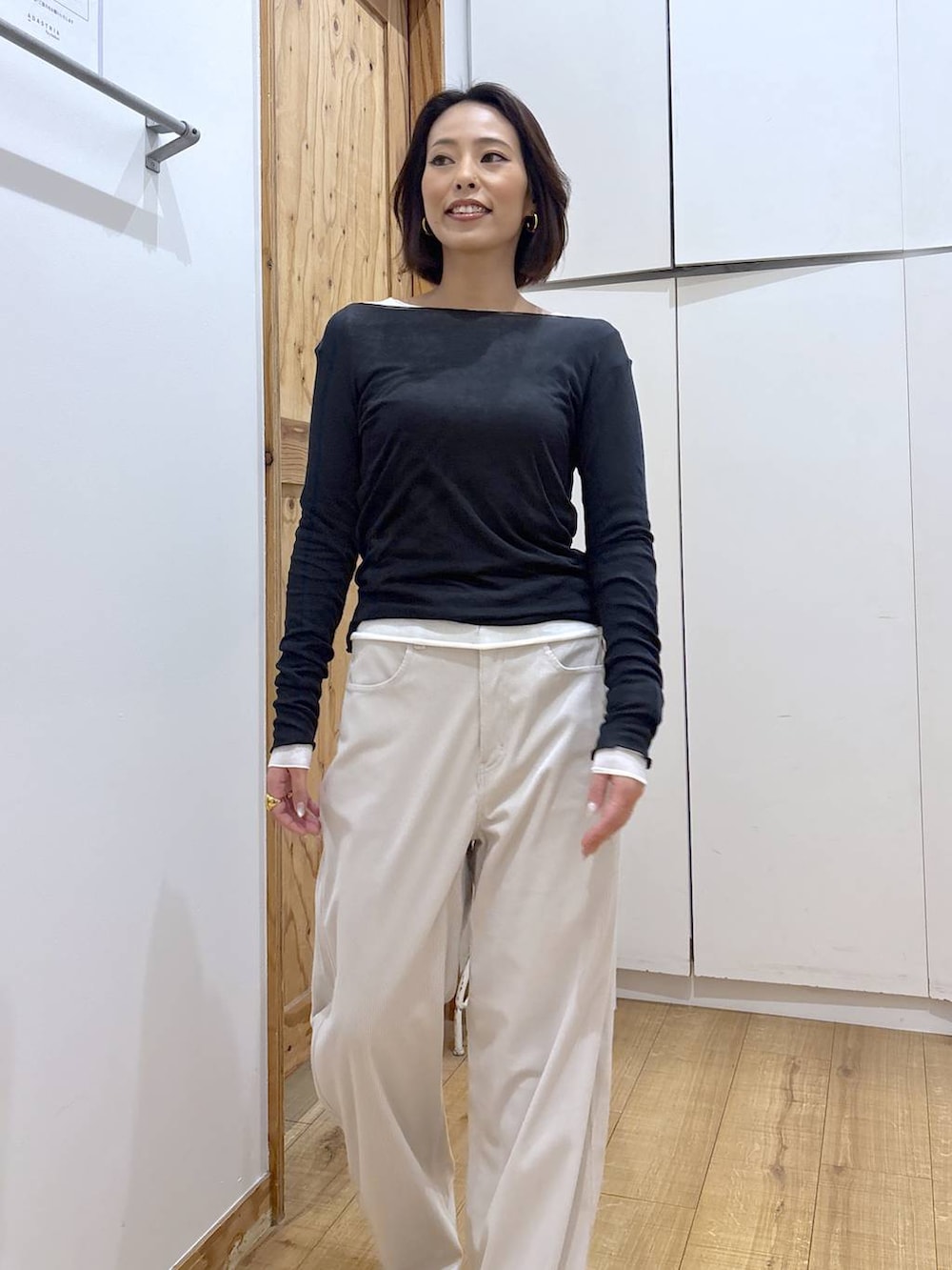 グレー系のその他パンツ、ブラウン系のブーツ、ホワイト系のTシャツ/カットソーを着用したレディースの秋コーディネートの3枚目の写真