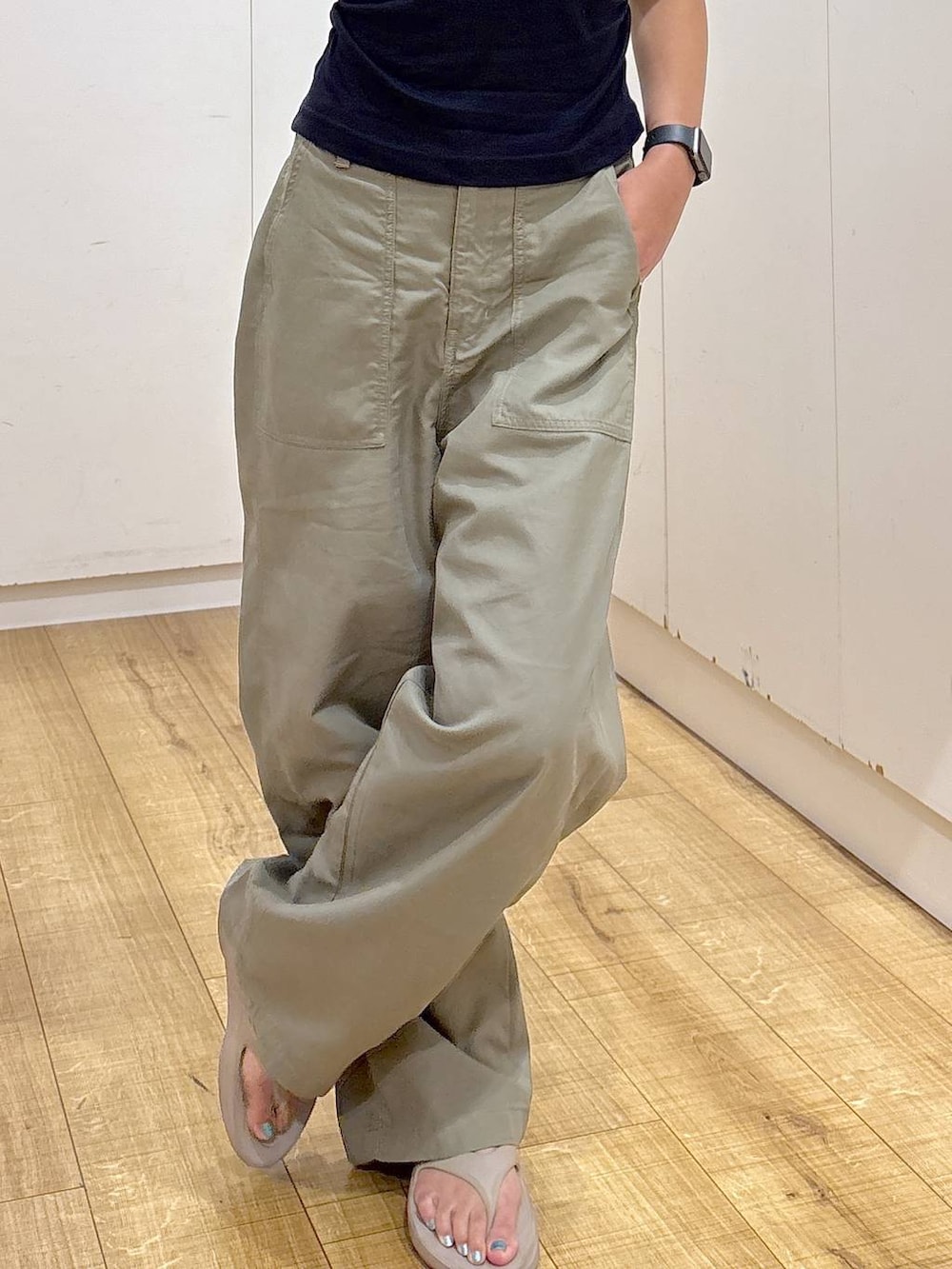 グリーン系のその他パンツ、ベージュ系のサンダルを着用したレディースの夏コーディネートの5枚目の写真