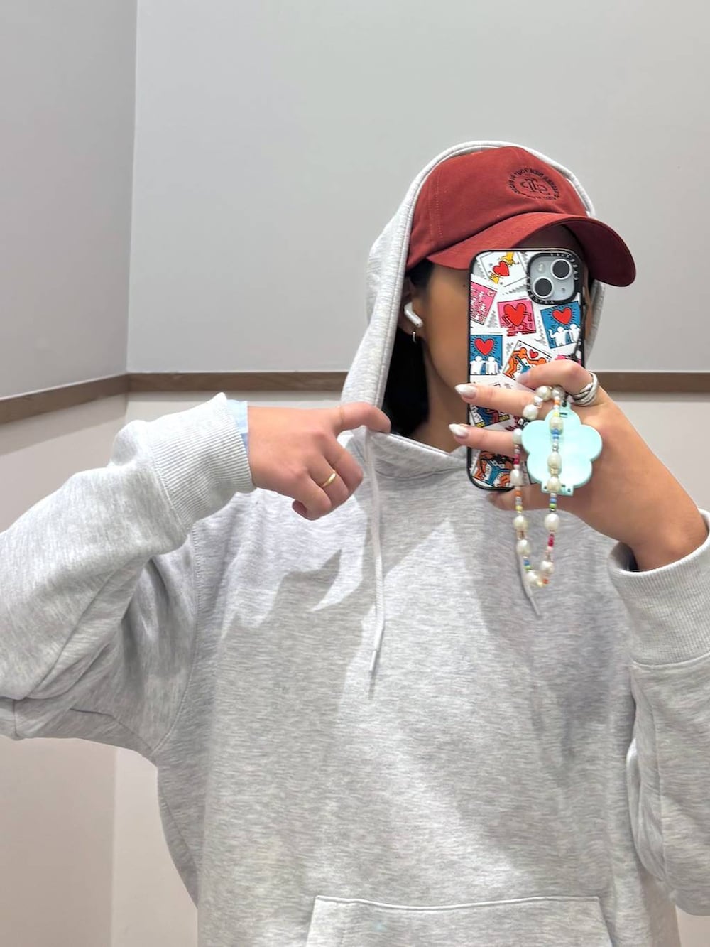 ブルー系のシャツ/ブラウス、グレー系のパーカーを着用したレディースの秋コーディネートの3枚目の写真