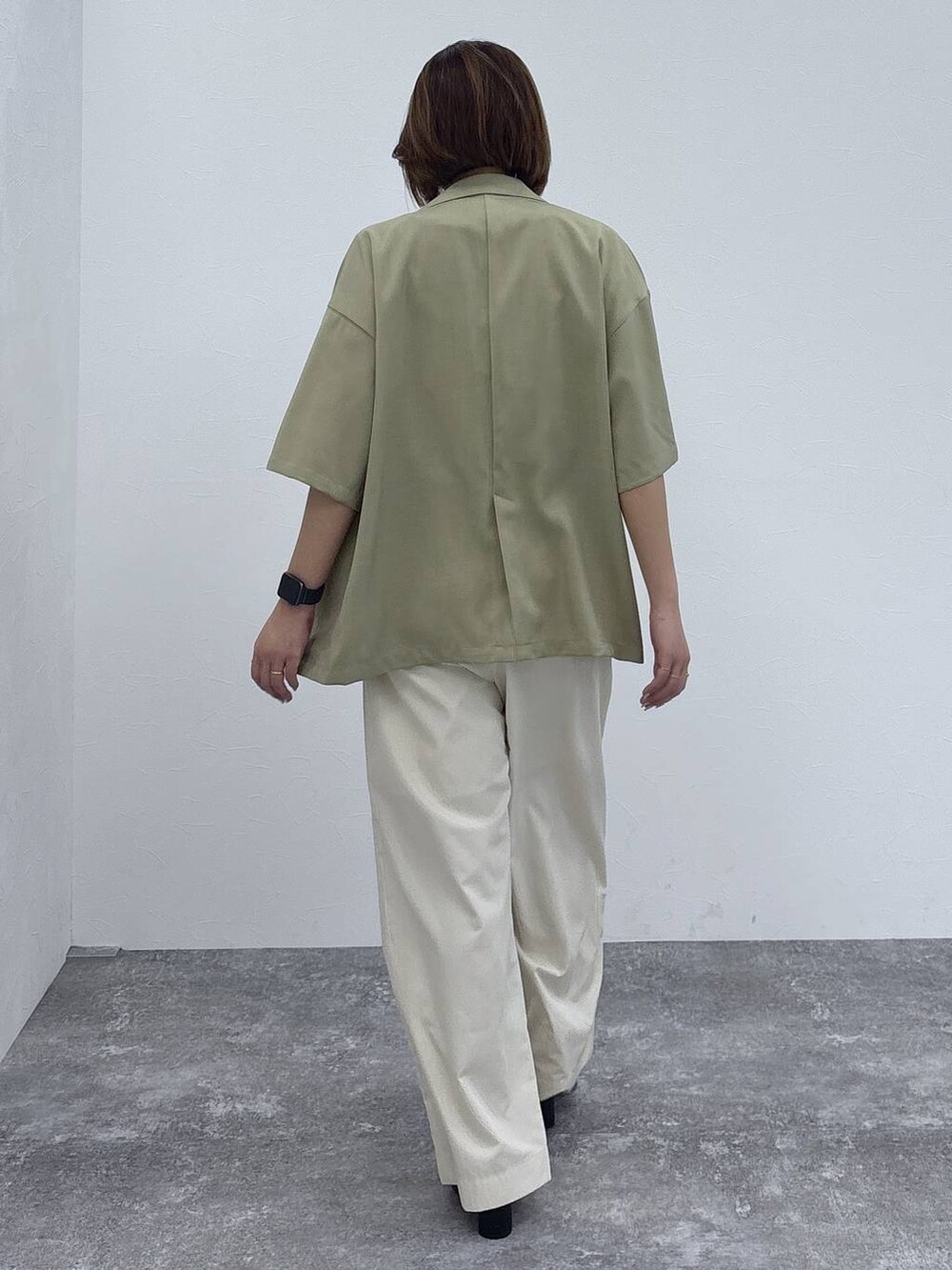 ブラック系のTシャツ/カットソー、ゴールド系のネックレスを着用したレディースの春コーディネートの2枚目の写真