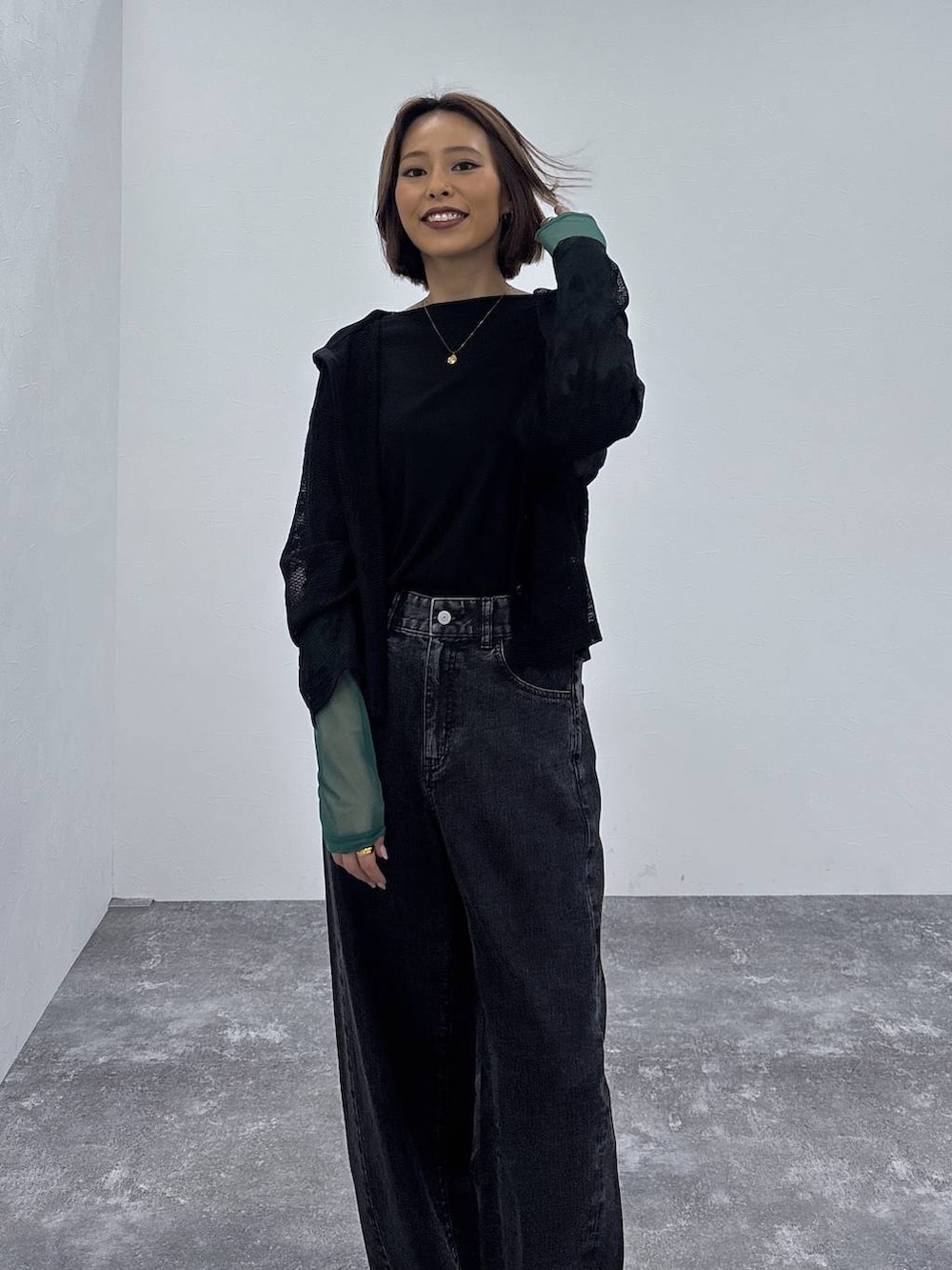 ブラック系のローファー、ブラック系のパーカー、ゴールド系のネックレスを着用したレディースの春コーディネートの8枚目の写真