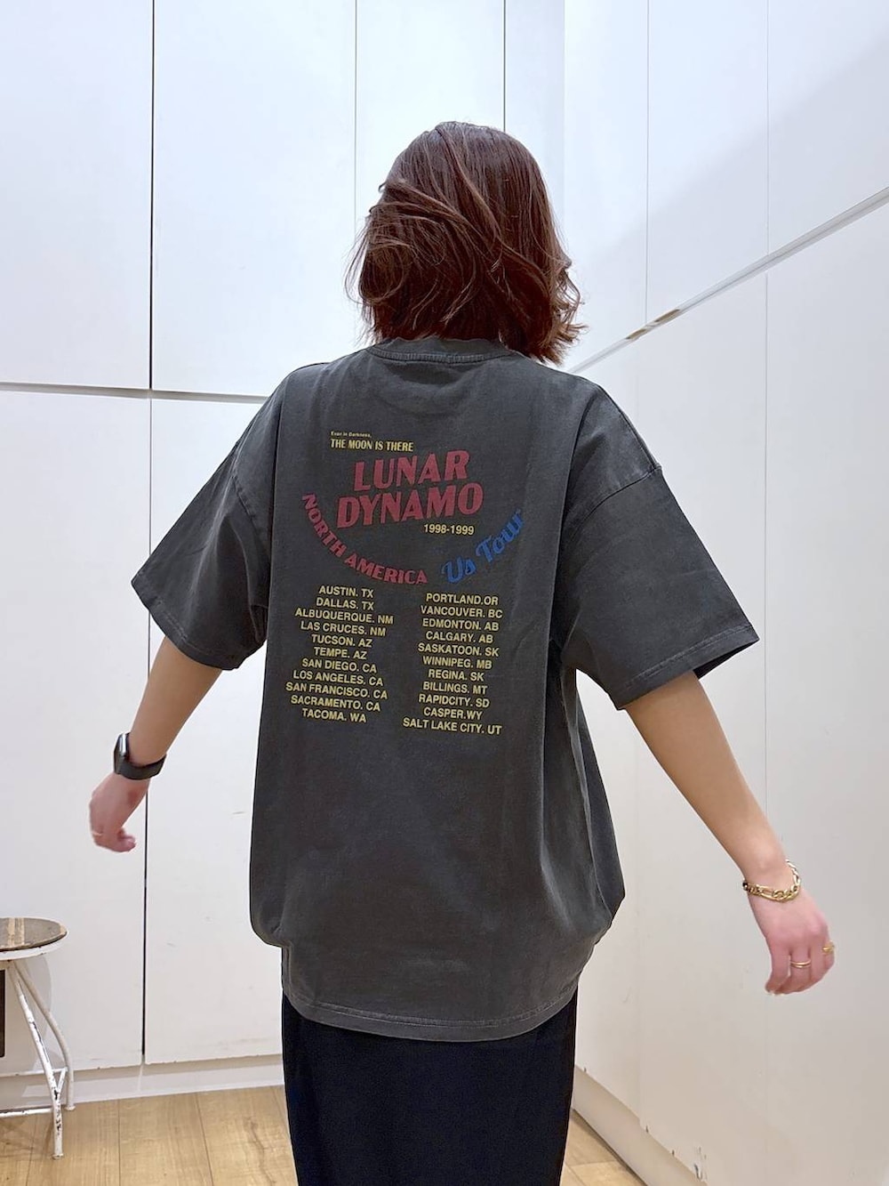 ブラウン系のテーラードジャケット、ブラック系のスカート、ゴールド系のネックレスを着用したレディースの春コーディネートの9枚目の写真