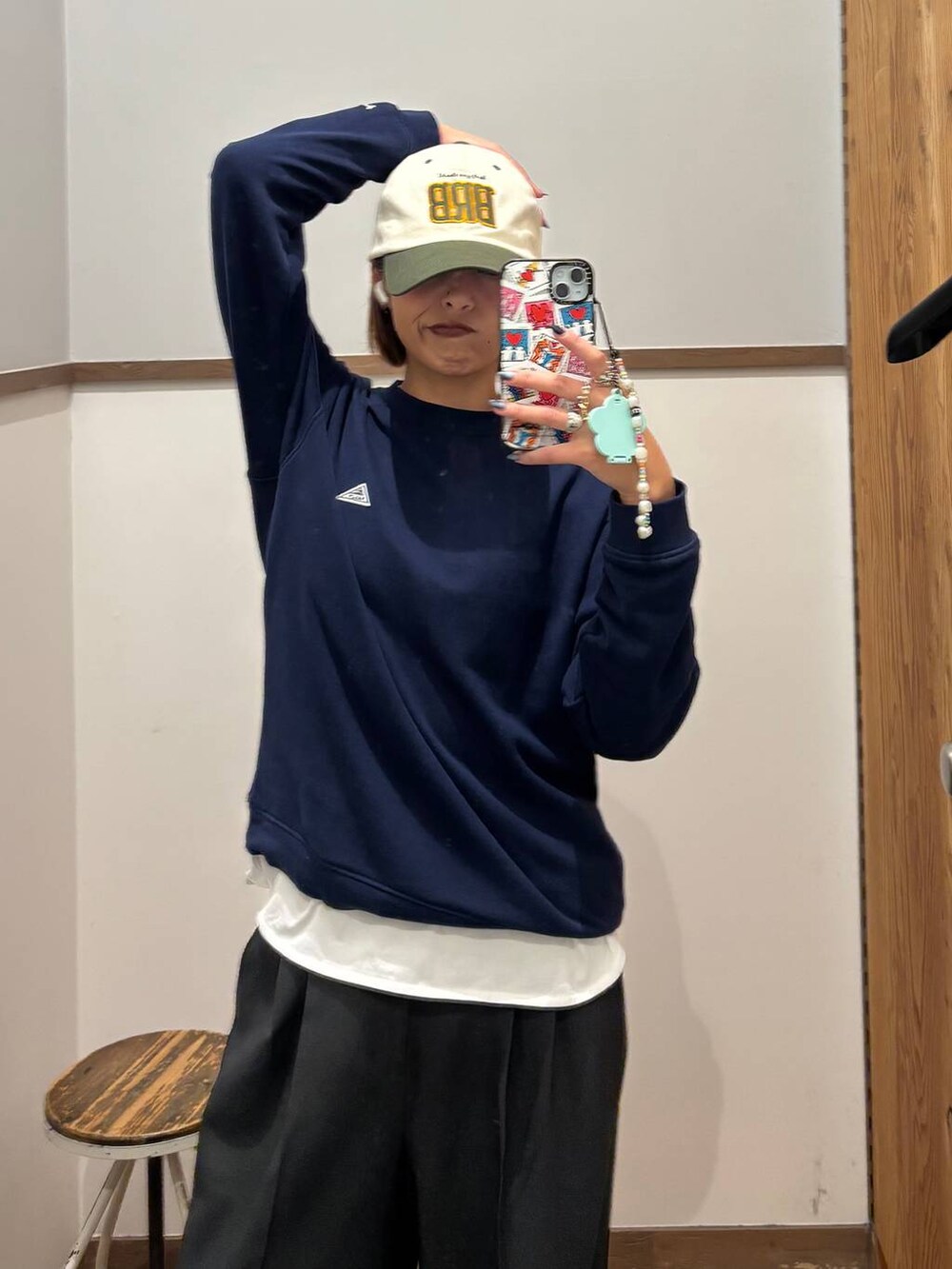 ホワイト系のTシャツ/カットソー、グレー系のその他パンツを着用したレディースの秋コーディネートの2枚目の写真