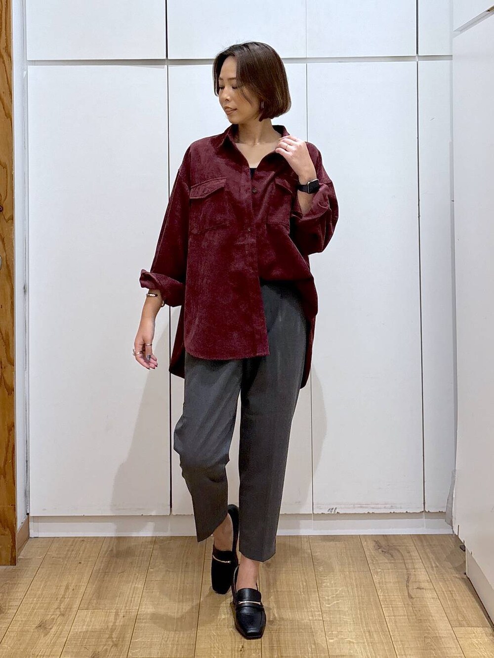 ブラック系のローファー、レッド系のシャツ/ブラウス、グレー系のその他パンツを着用したレディースの秋コーディネートの3枚目の写真