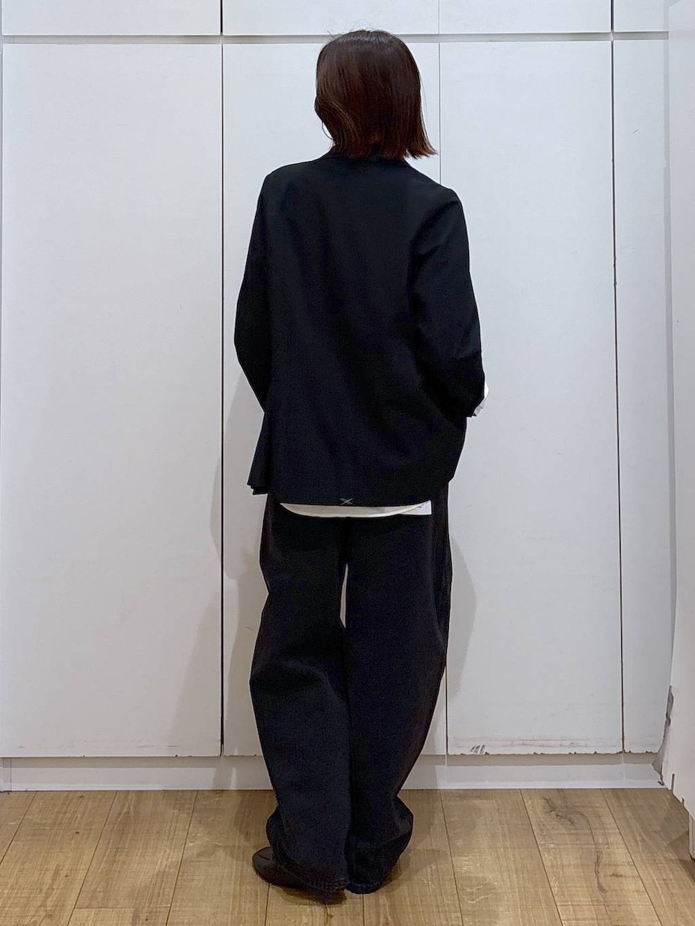 ブラック系のローファー、ホワイト系のシャツ/ブラウス、ブラック系のテーラードジャケットを着用したレディースの春コーディネートの5枚目の写真