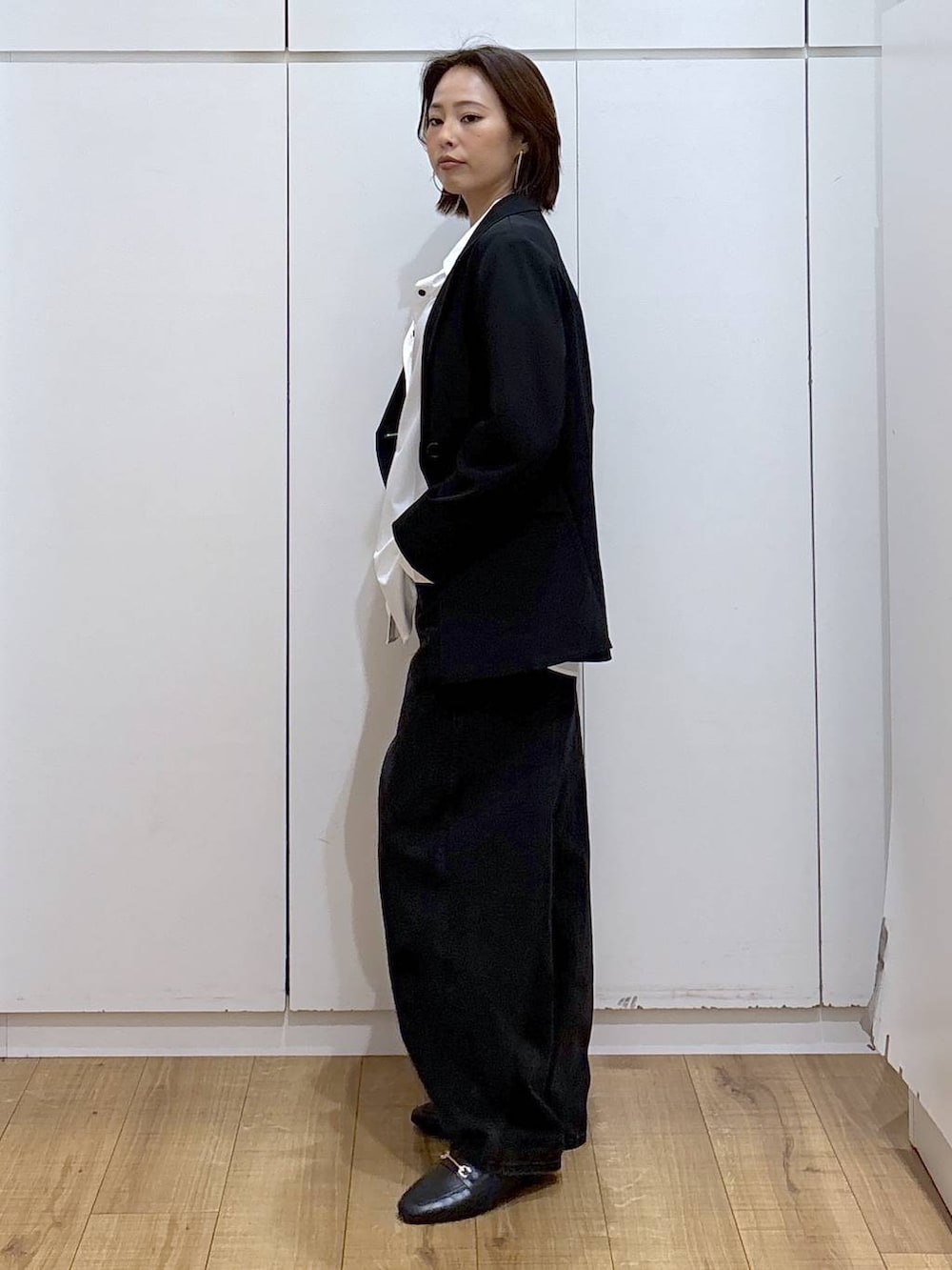 ブラック系のローファー、ホワイト系のシャツ/ブラウス、ブラック系のテーラードジャケットを着用したレディースの春コーディネートの4枚目の写真