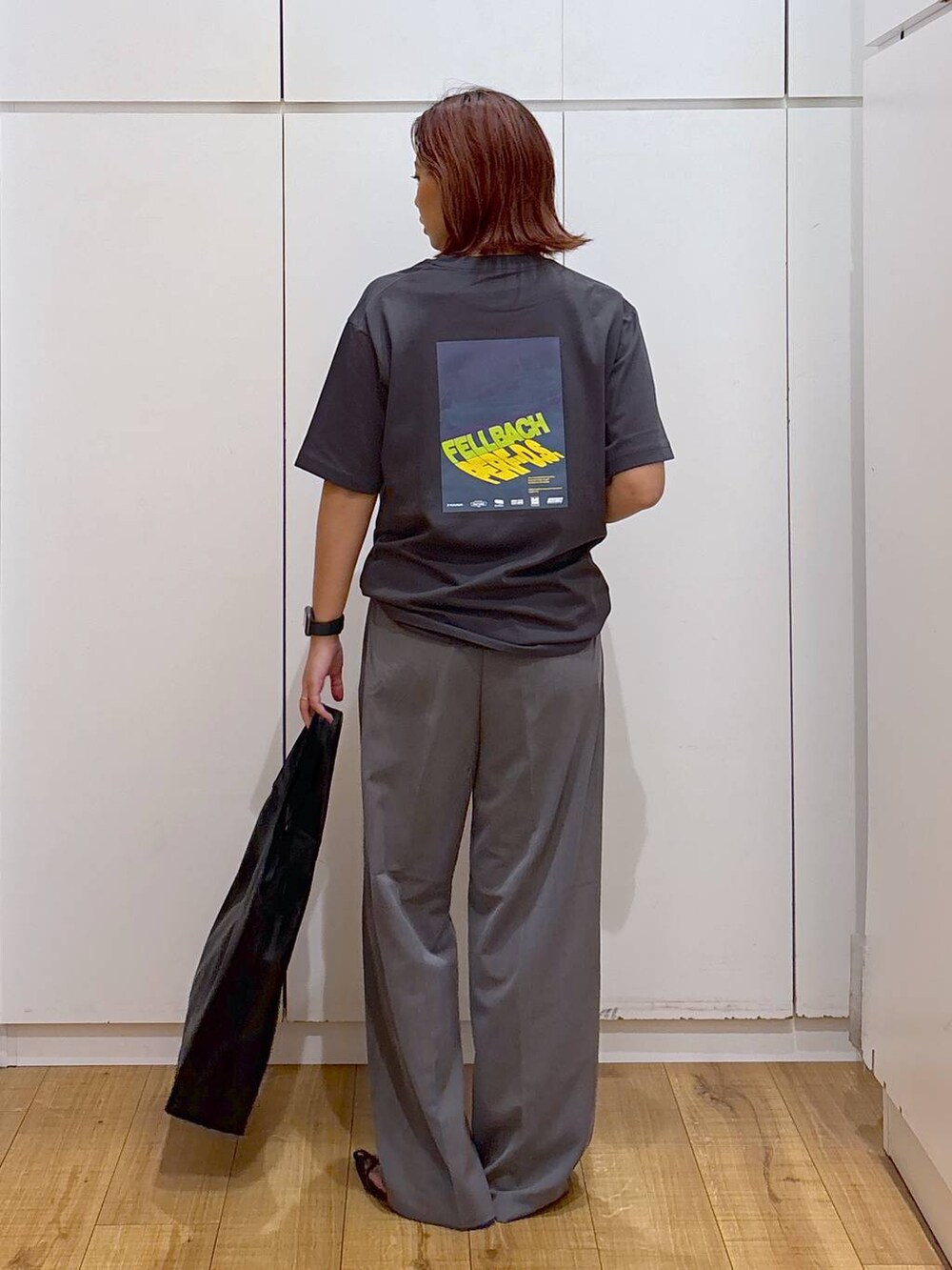 ブラック系のサンダル、グレー系のその他パンツ、グレー系のTシャツ/カットソーを着用したレディースの夏コーディネートの4枚目の写真