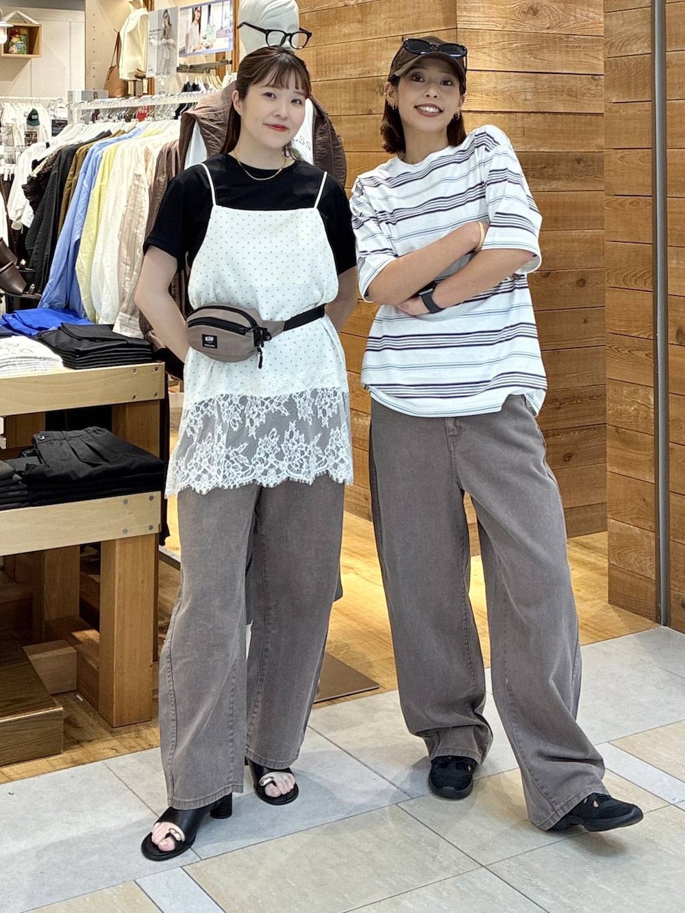 ブラウン系のデニムパンツ、ブラウン系のデニムパンツ、グレー系のTシャツ/カットソーを着用したレディースの夏コーディネートの2枚目の写真