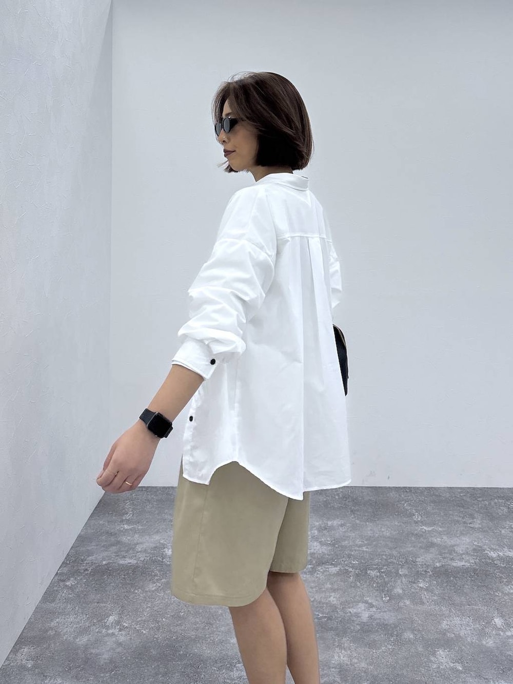 ブラック系のローファー、ブラック系のショルダーバッグ、ホワイト系のシャツ/ブラウスを着用したレディースの春コーディネートの7枚目の写真