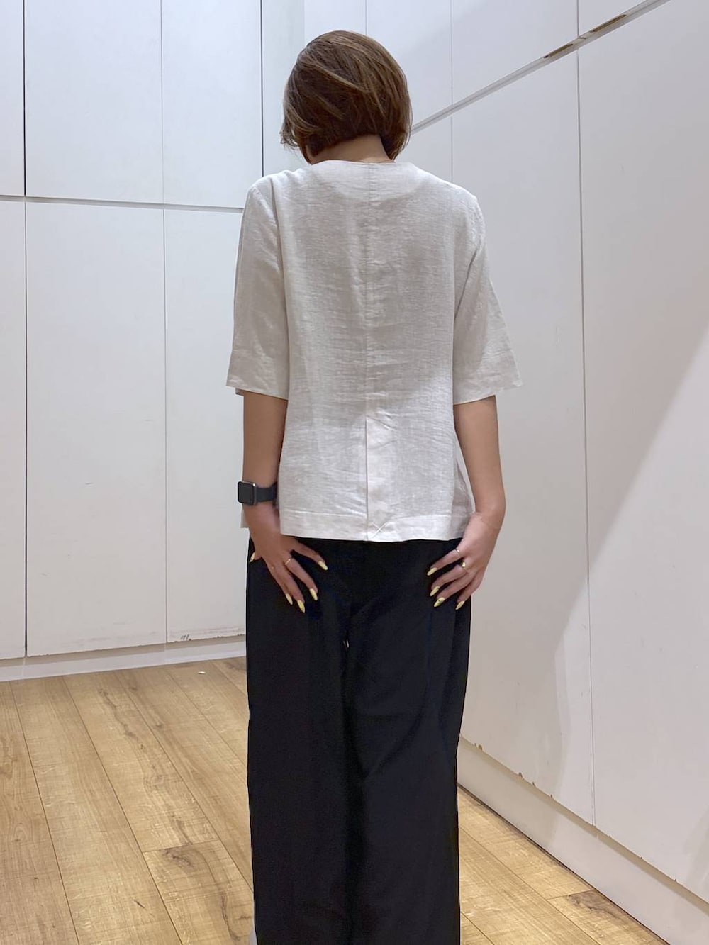 ブラック系のキャミソール、ベージュ系のノーカラージャケット、ブラック系のその他パンツを着用したレディースの夏コーディネートの5枚目の写真