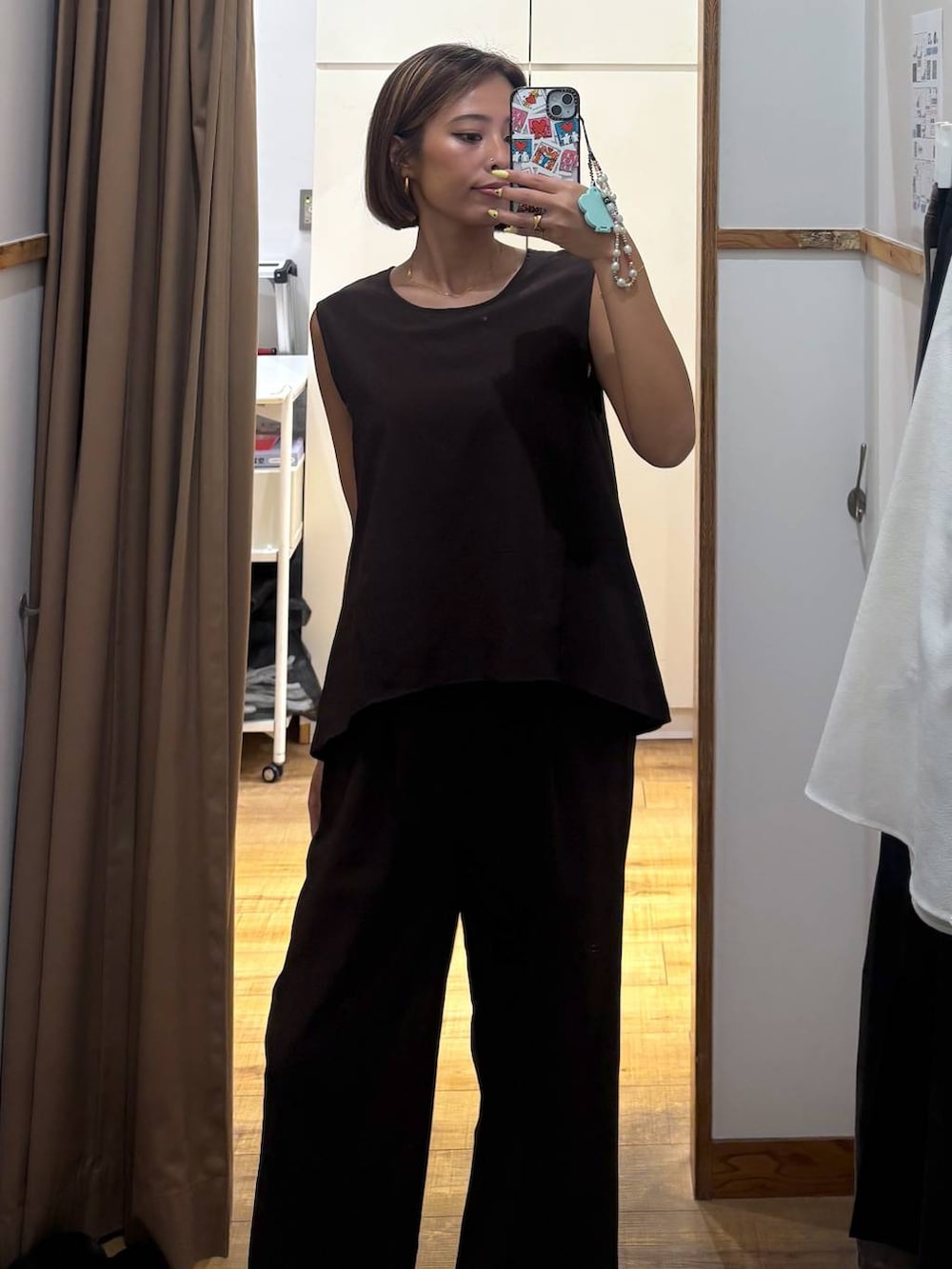 ブラウン系のサロペット/オーバーオールを着用したレディースの夏コーディネートの5枚目の写真