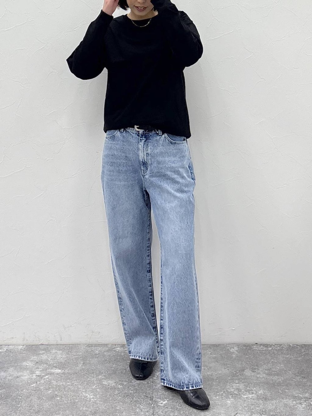 ブラック系のブーツ、ゴールド系のピアス（両耳用）、ゴールド系のリングを着用したレディースの冬コーディネートの2枚目の写真