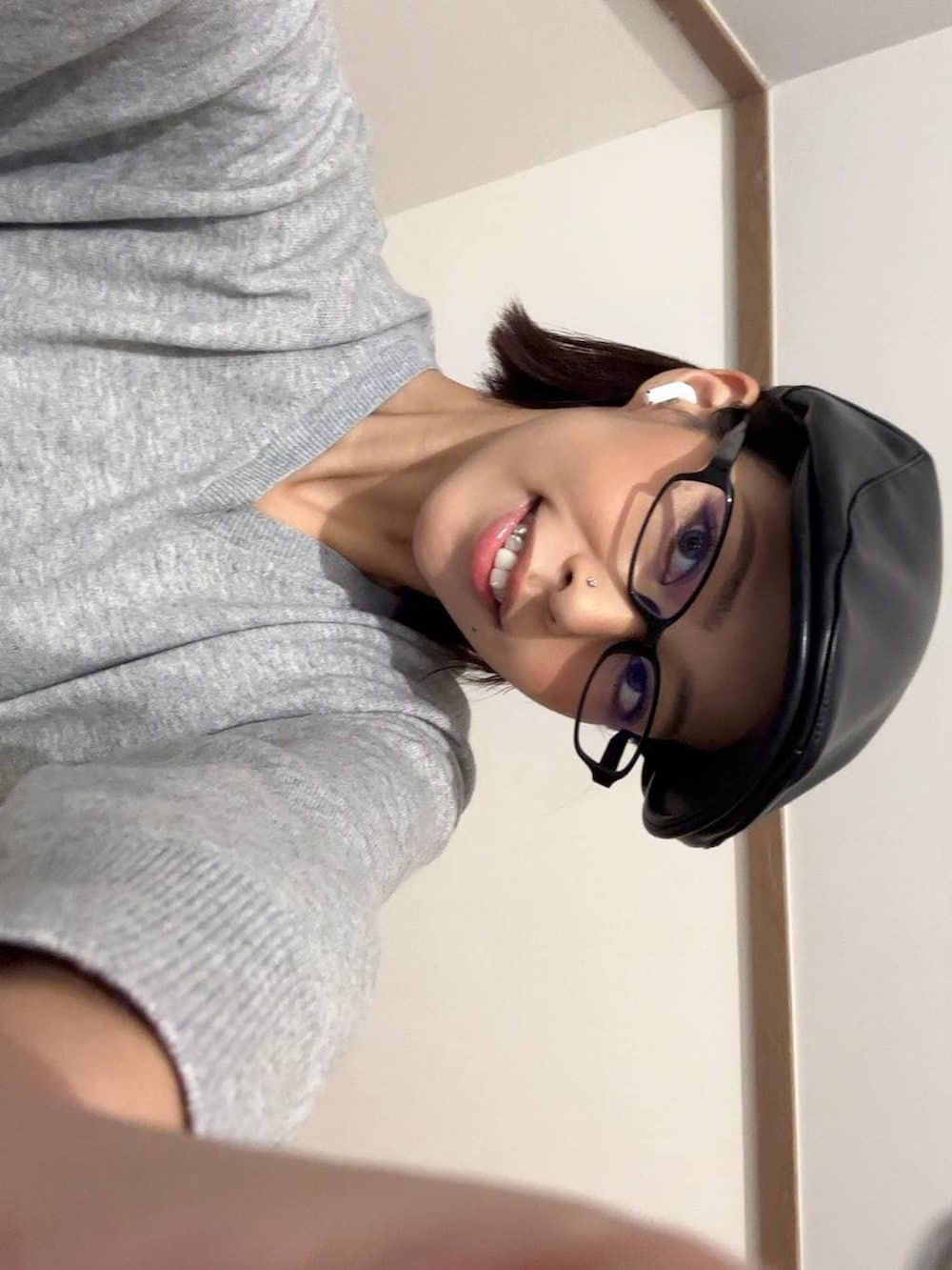 グレー系のニット/セーター、ブラック系のその他パンツを着用したレディースの冬コーディネートの2枚目の写真