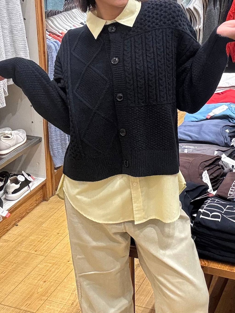 ベージュ系のデニムパンツ、イエロー系のシャツ/ブラウス、ブルー系のカーディガン/ボレロを着用したレディースの冬コーディネートの5枚目の写真