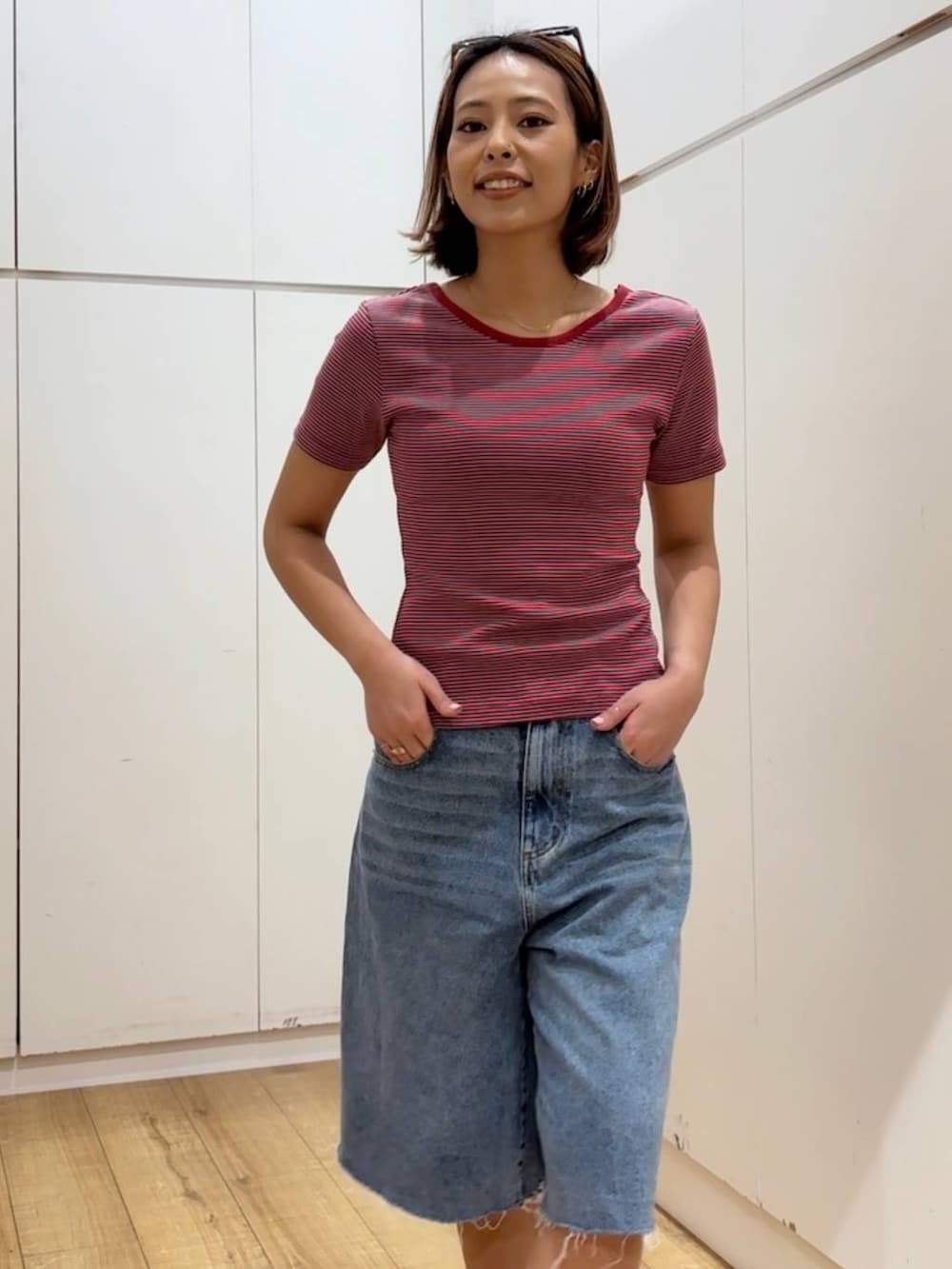 ブルー系のデニムパンツ、レッド系のTシャツ/カットソーを着用したレディースの春コーディネートの5枚目の写真