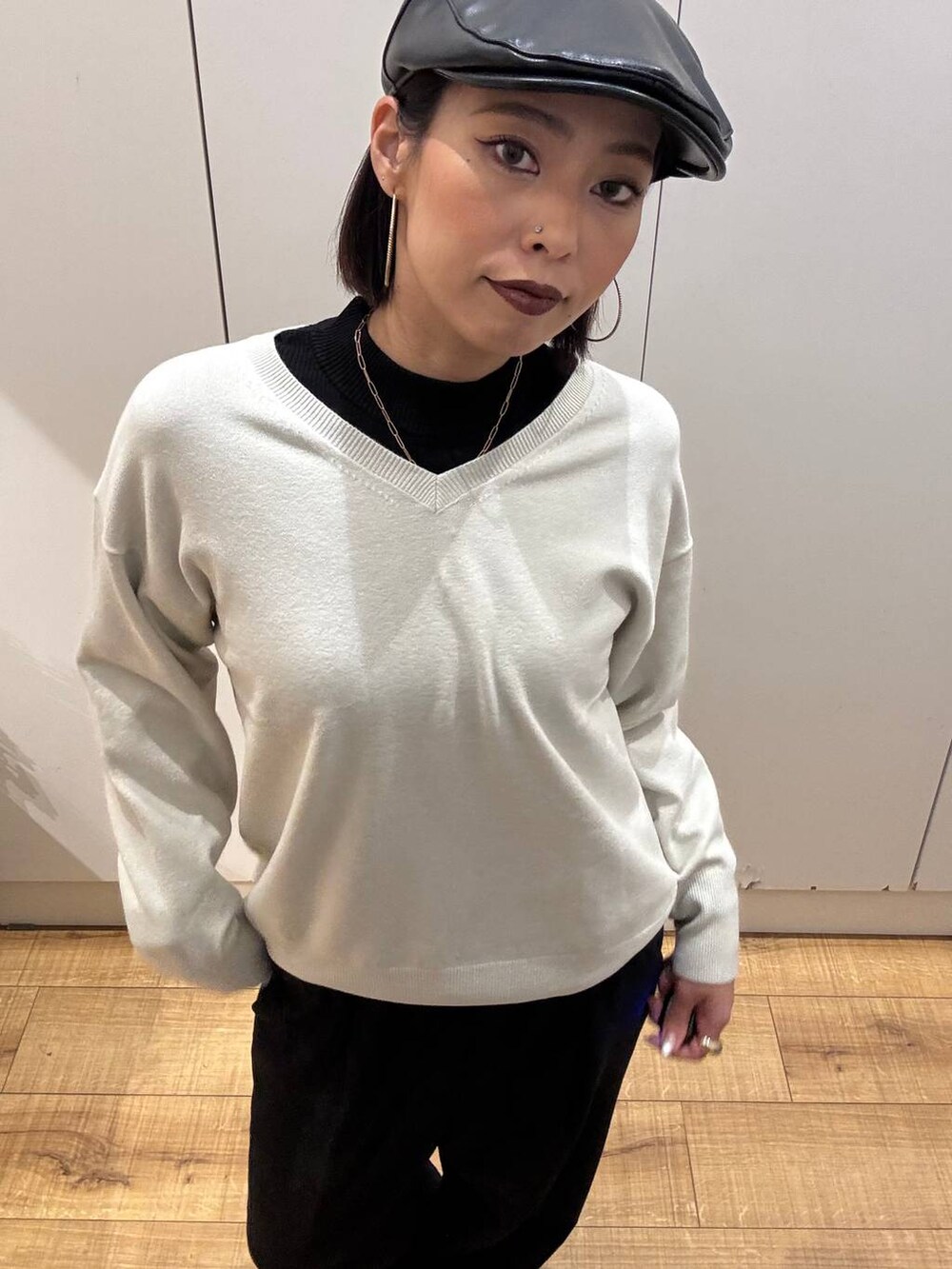 ブラック系のニット/セーター、ブラック系のその他パンツ、グレー系のニット/セーターを着用したレディースの秋コーディネートの2枚目の写真