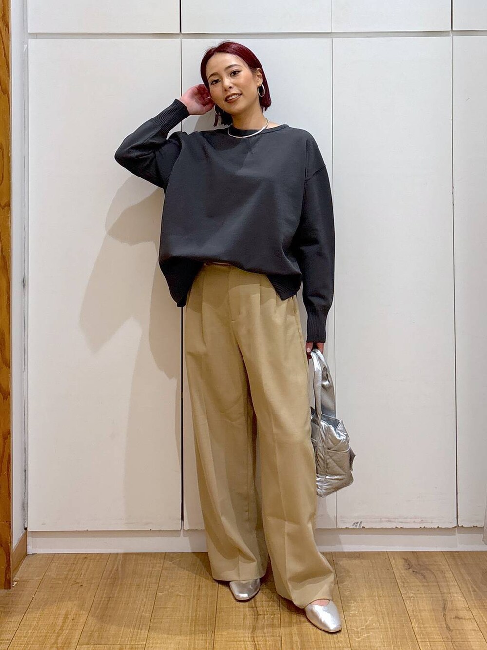 シルバー系のパンプス、グレー系のニット/セーター、シルバー系のトートバッグを着用したレディースの春コーディネートの3枚目の写真