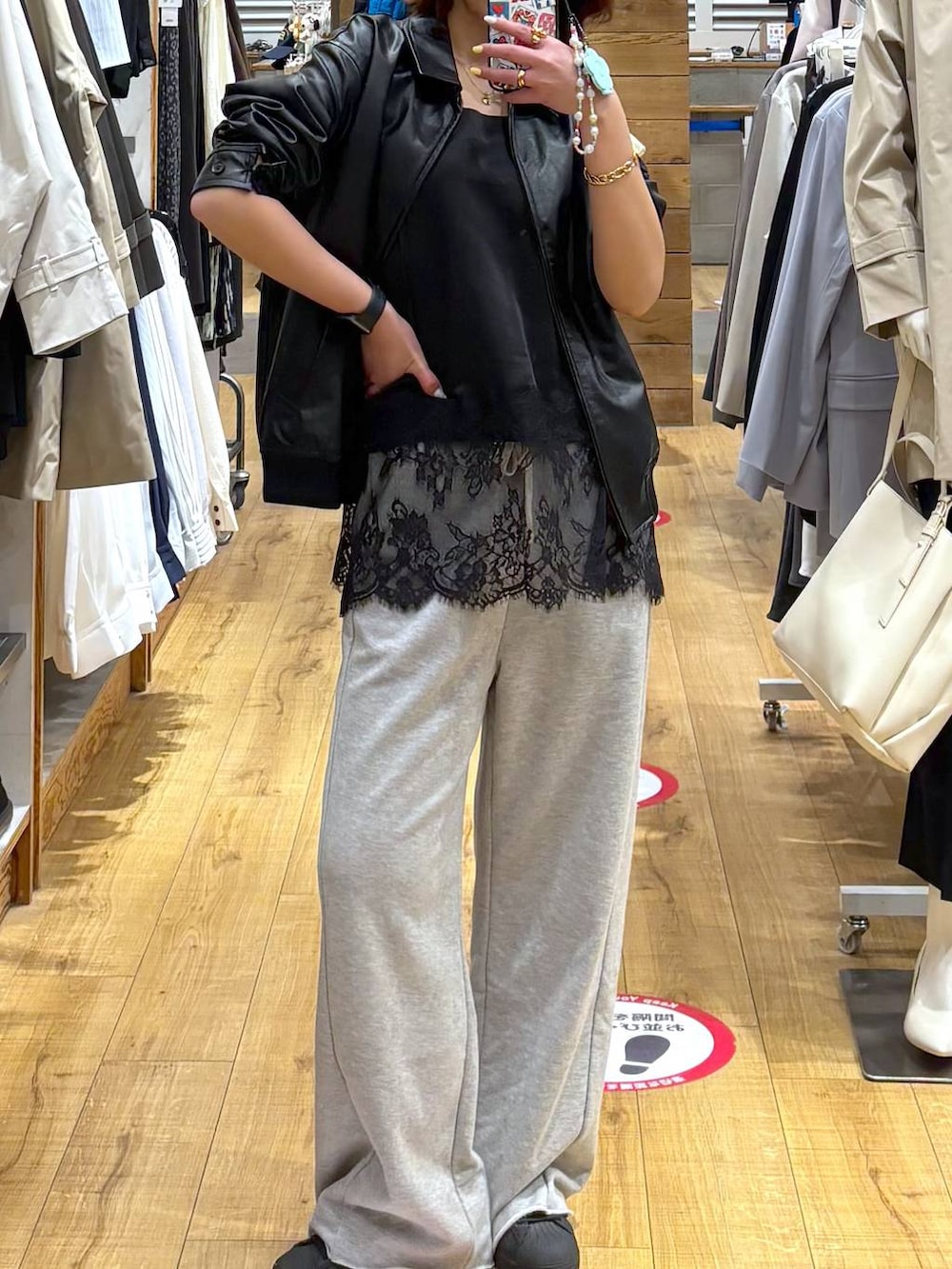 ブラック系のブルゾン、ブラック系のスウェットパンツ、ブラック系のキャミソールを着用したレディースの春コーディネートの2枚目の写真