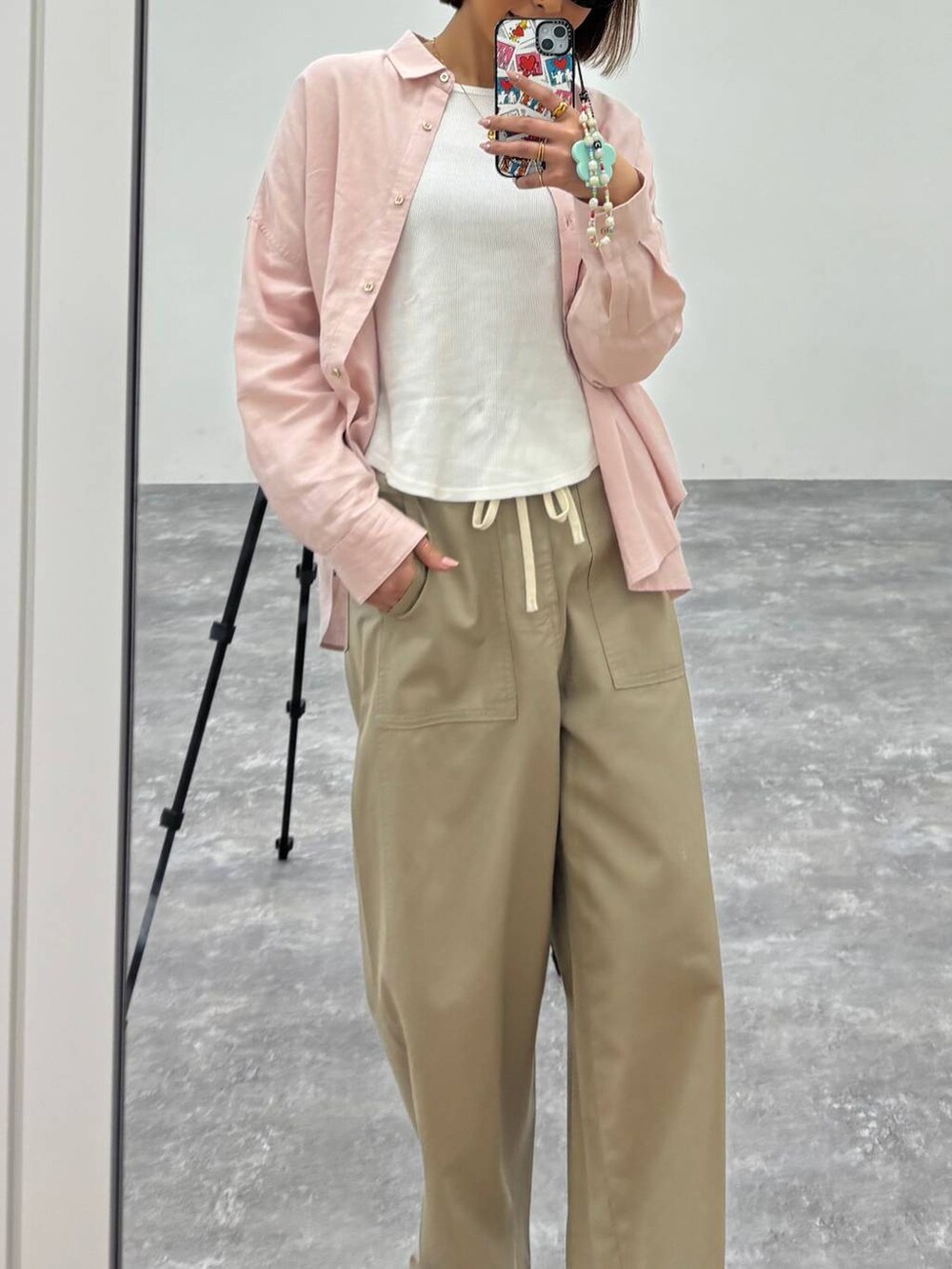 ピンク系のシャツ/ブラウス、ベージュ系のその他パンツ、ゴールド系のネックレスを着用したレディースの春コーディネートの3枚目の写真