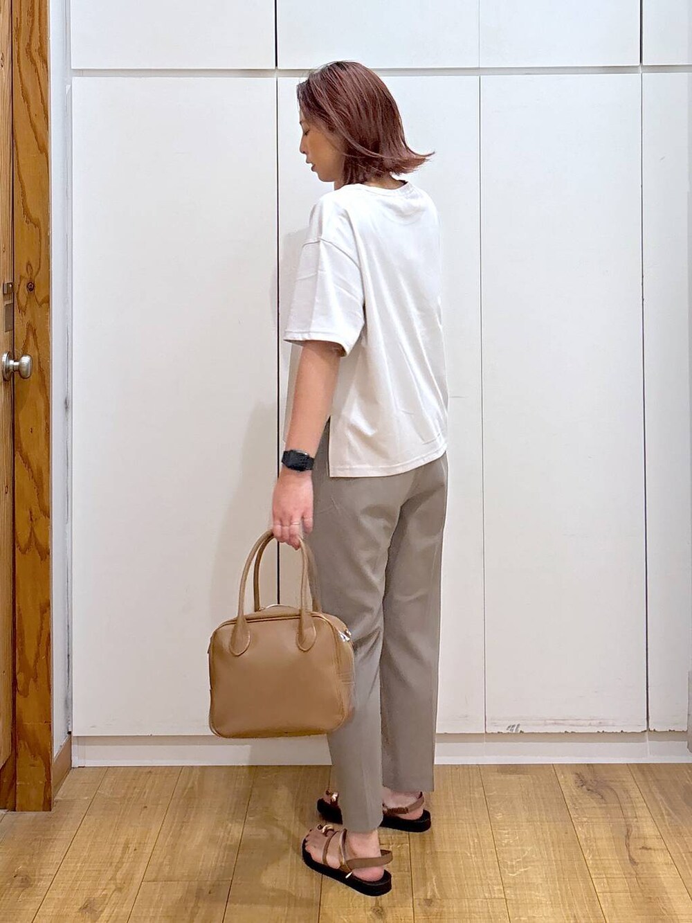 「着痩せ・細見え、体型カバー、高見え、高身長、ママコーデ、骨格ストレート、GLOBAL WORK」｜「GLOBAL WORKのスペ軽2WAYスクエアボストン/252305（ボストンバッグ、ベージュ系）」を使った、ココさん（レディース・165cm）の夏コーディネートの5枚目の写真