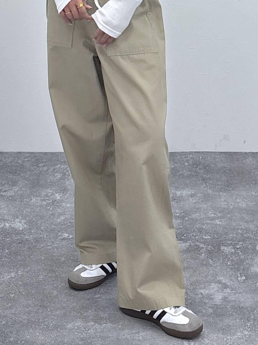 ベージュ系のその他パンツ、ホワイト系のTシャツ/カットソー、ゴールド系のネックレスを着用したレディースの春コーディネートの2枚目の写真