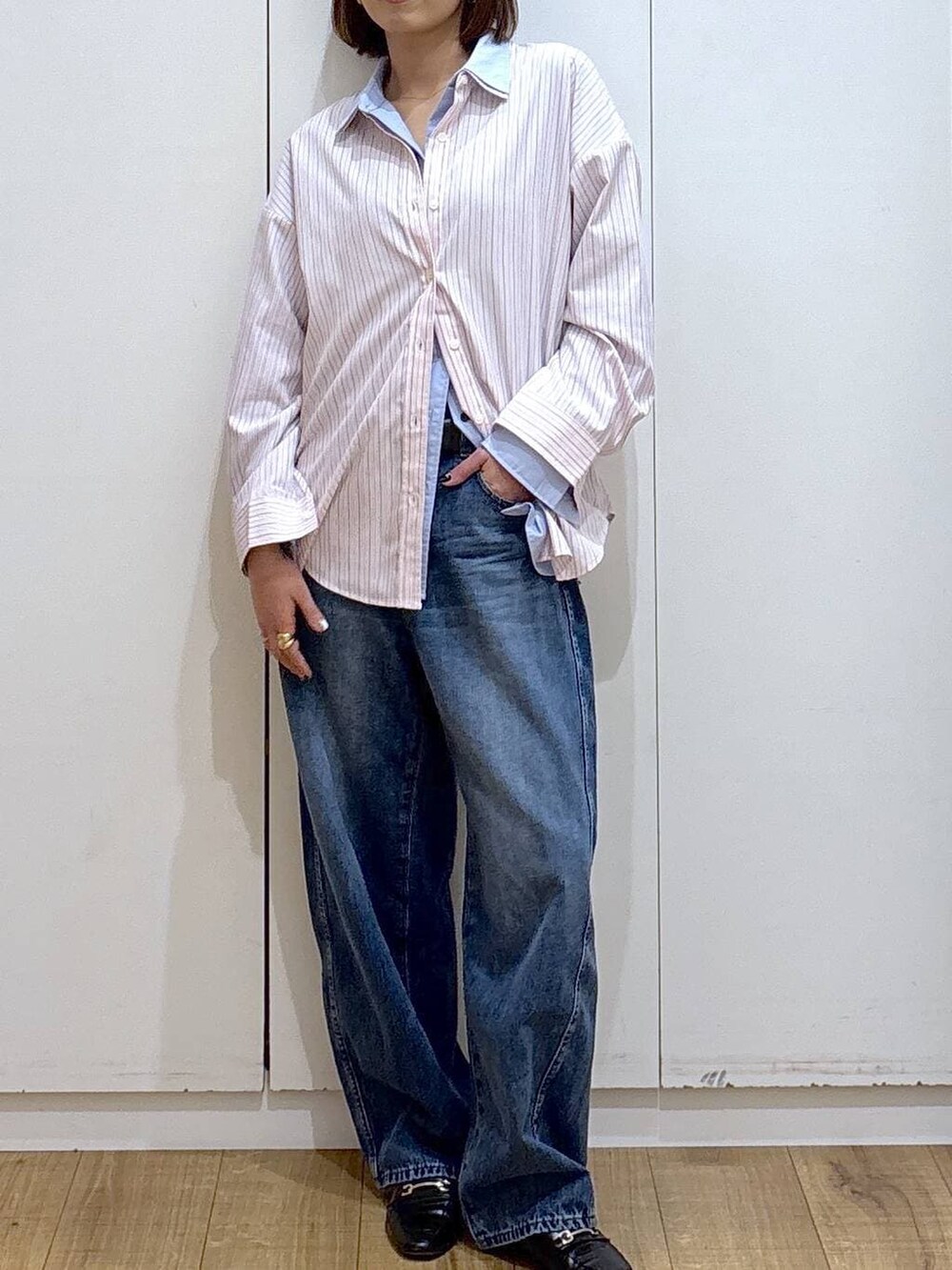 ブラック系のローファー、ブルー系のシャツ/ブラウス、ピンク系のシャツ/ブラウスを着用したレディースの冬コーディネートの4枚目の写真