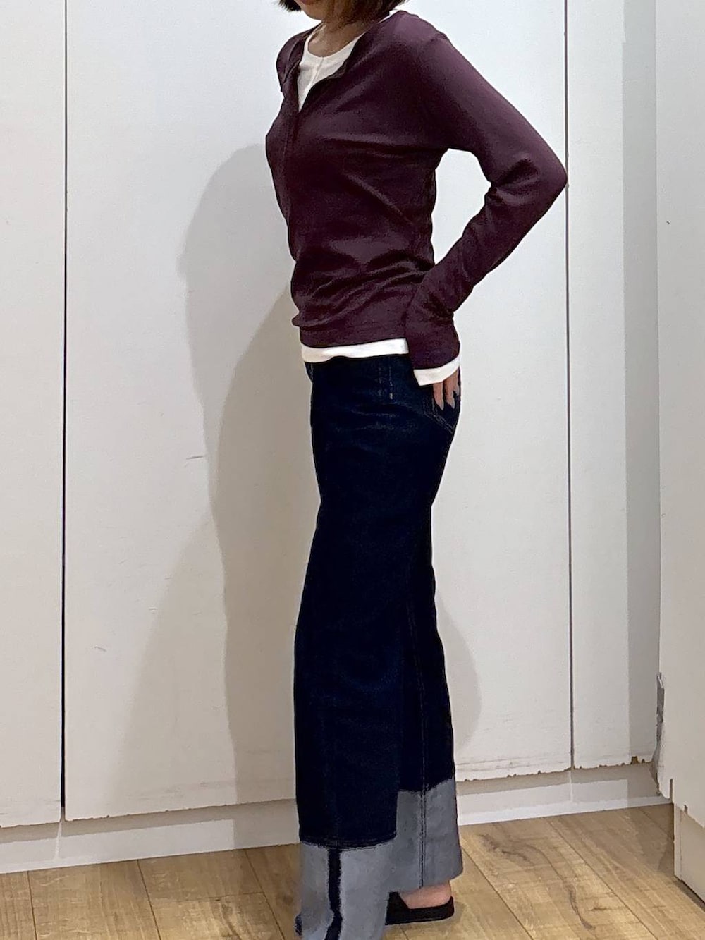 レッド系のTシャツ/カットソー、ホワイト系のTシャツ/カットソー、ブルー系のデニムパンツを着用したレディースの秋コーディネートの5枚目の写真