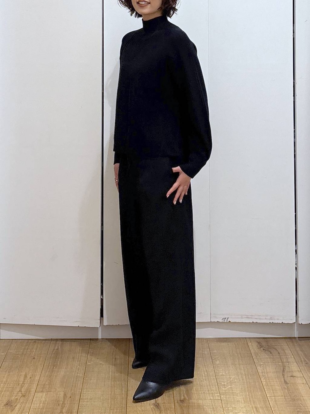 ブラック系のその他パンツ、ブラック系のニット/セーター、ブラウン系のテーラードジャケットを着用したレディースの冬コーディネートの7枚目の写真