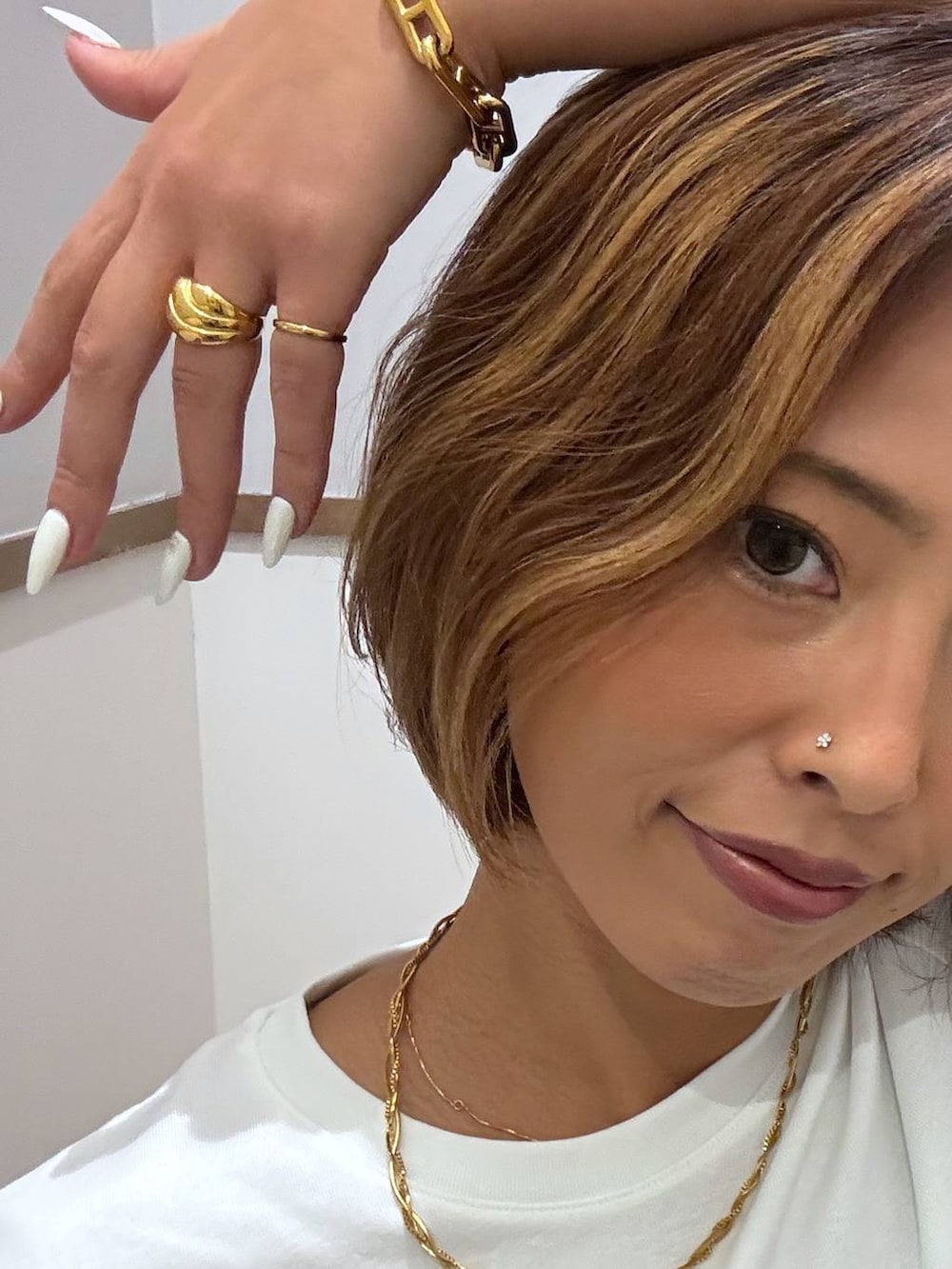 ゴールド系のブレスレット、ゴールド系のリング、ゴールド系のネックレスを着用したレディースの夏コーディネートの3枚目の写真