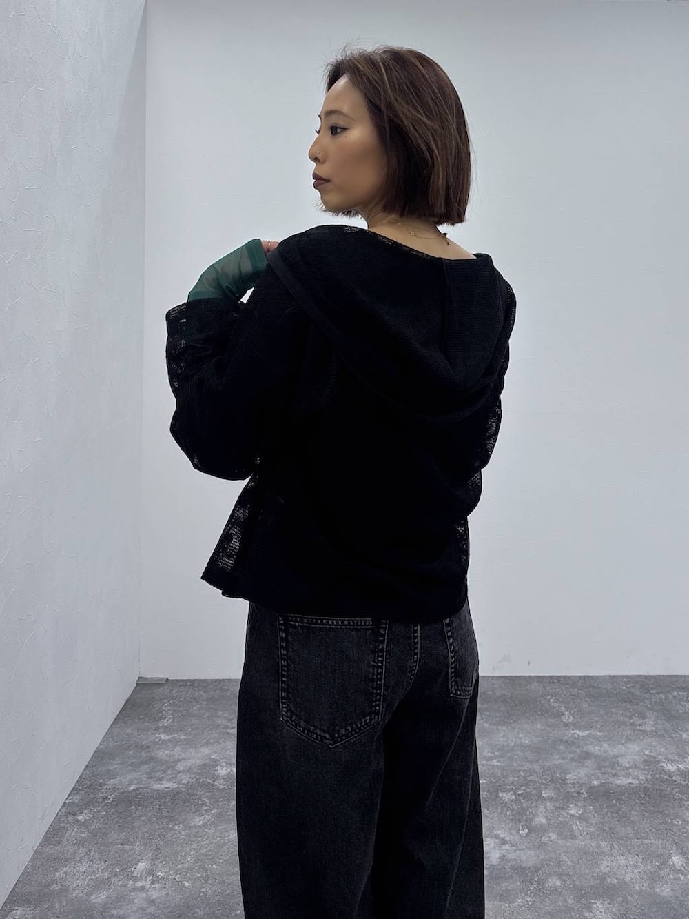 ブラック系のローファー、ブラック系のパーカー、ゴールド系のネックレスを着用したレディースの春コーディネートの9枚目の写真