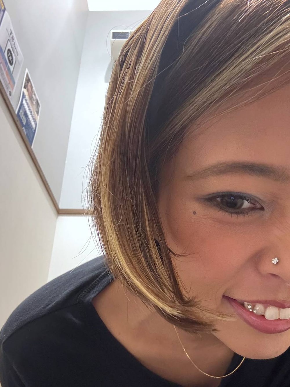 ブラック系のTシャツ/カットソー、ブルー系のデニムパンツを着用したレディースの秋コーディネートの8枚目の写真