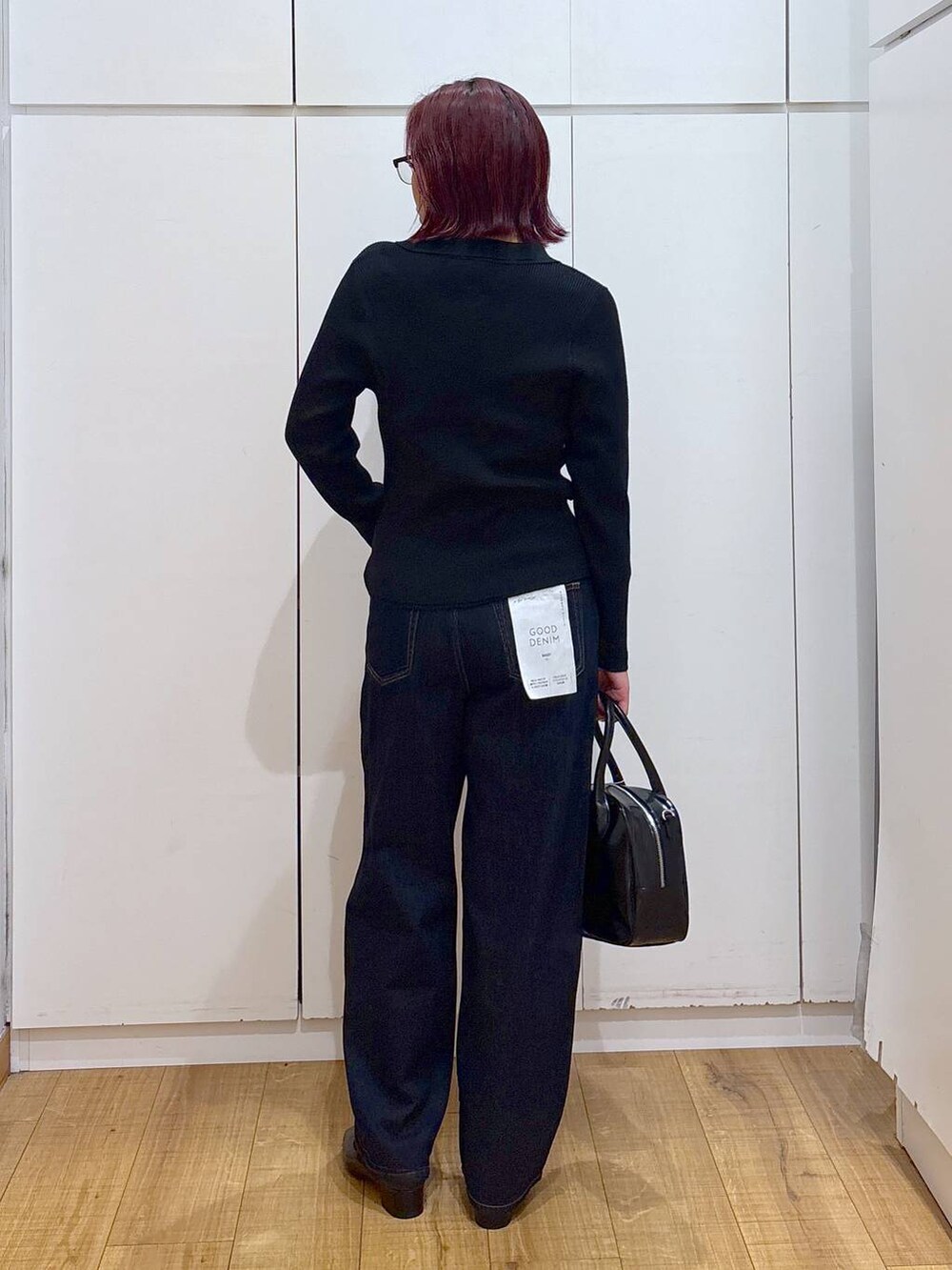 ブラック系のその他パンツ、ブラック系のカーディガン/ボレロ、ブラック系のパンプスを着用したレディースの春コーディネートの5枚目の写真