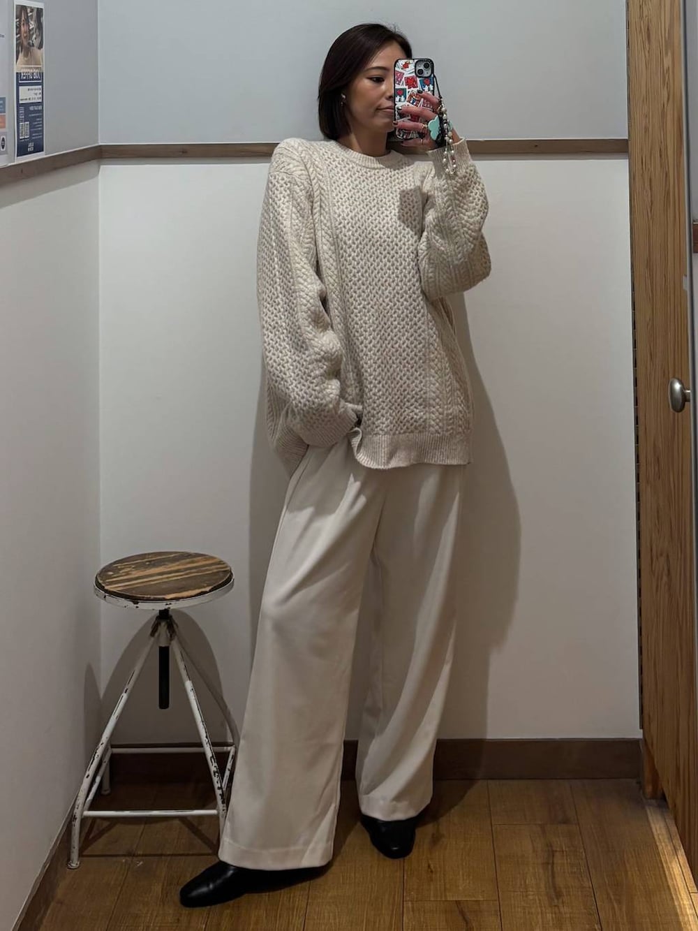 ホワイト系のニット/セーター、グレー系のその他パンツ、ブラック系のブーツを着用したレディースの冬コーディネートの3枚目の写真