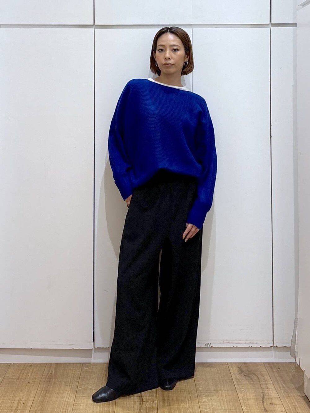 ブラック系のその他パンツ、ブルー系のニット/セーターを着用したレディースの秋コーディネートの2枚目の写真