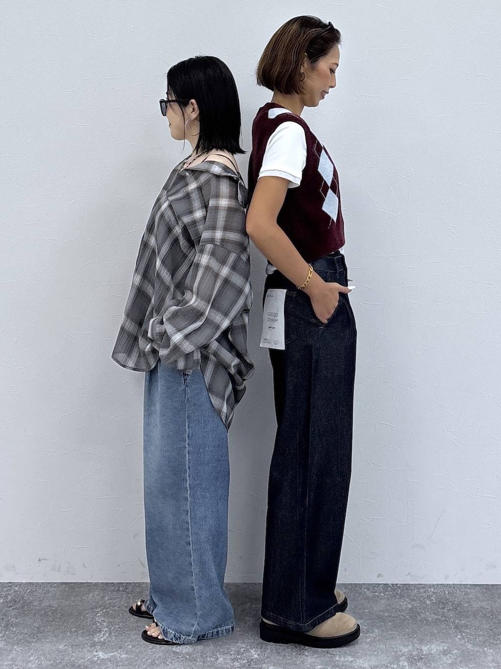ブラック系のサンダル、ブラック系のシャツ/ブラウス、ホワイト系のTシャツ/カットソーを着用したレディースの夏コーディネートの4枚目の写真
