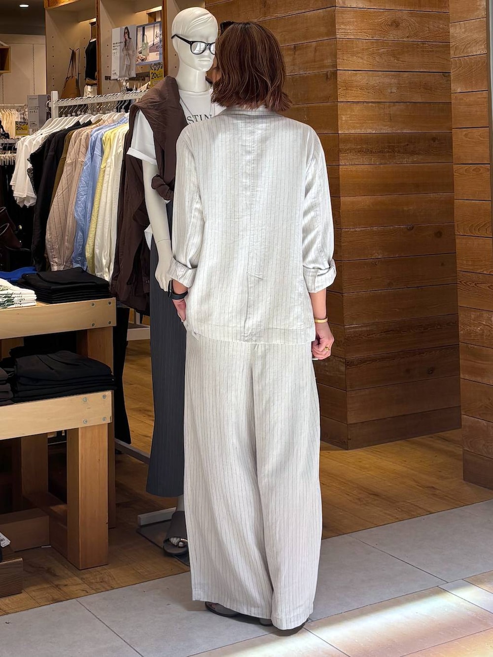 ベージュ系のその他パンツ、グレー系のテーラードジャケット、ホワイト系のTシャツ/カットソーを着用したレディースの春コーディネートの6枚目の写真