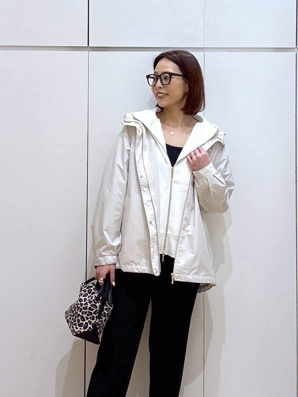 ブラック系のローファー、その他のショルダーバッグ、ホワイト系のパーカーを着用したレディースの春コーディネートの2枚目の写真