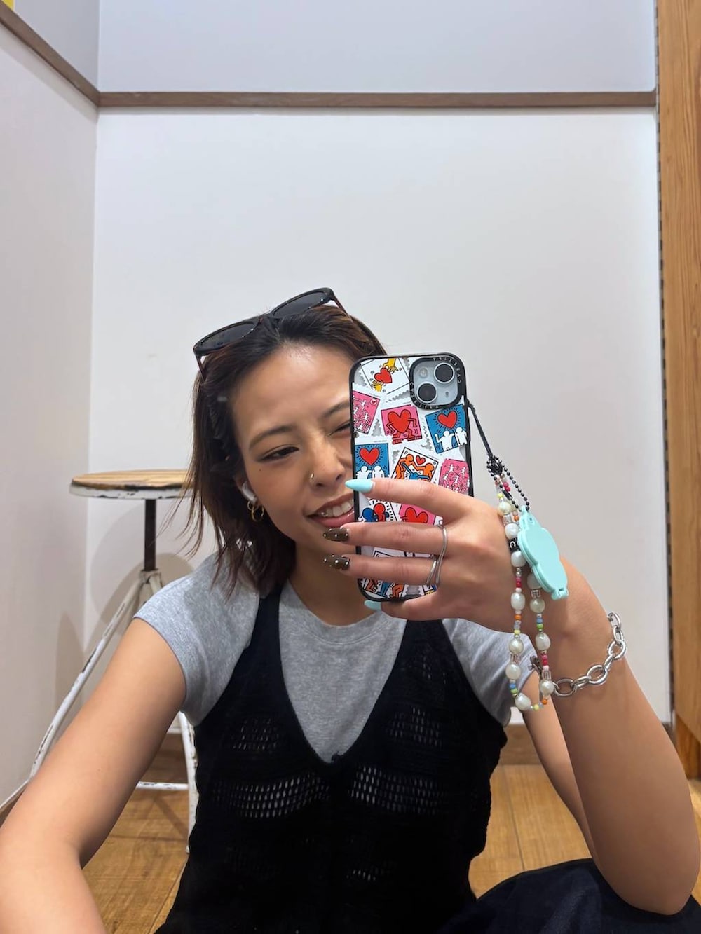 ブルー系のデニムパンツ、ブラック系のサンダル、ブラック系のベストを着用したレディースの春コーディネートの6枚目の写真