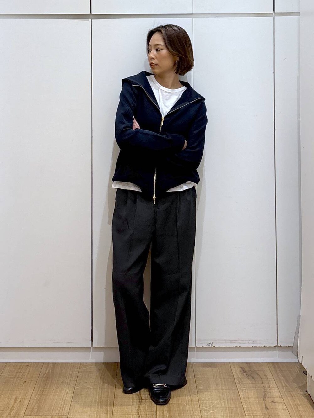 ブラック系のローファー、ブルー系のパーカー、グレー系のその他パンツを着用したレディースの秋コーディネートの5枚目の写真