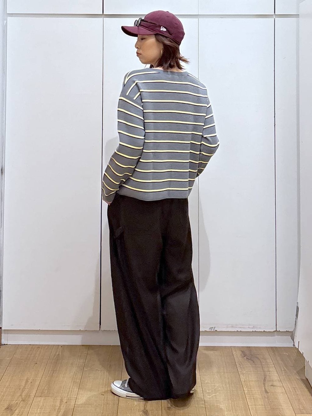 グレー系のニット/セーター、ブラウン系のその他パンツを着用したレディースの春コーディネートの6枚目の写真